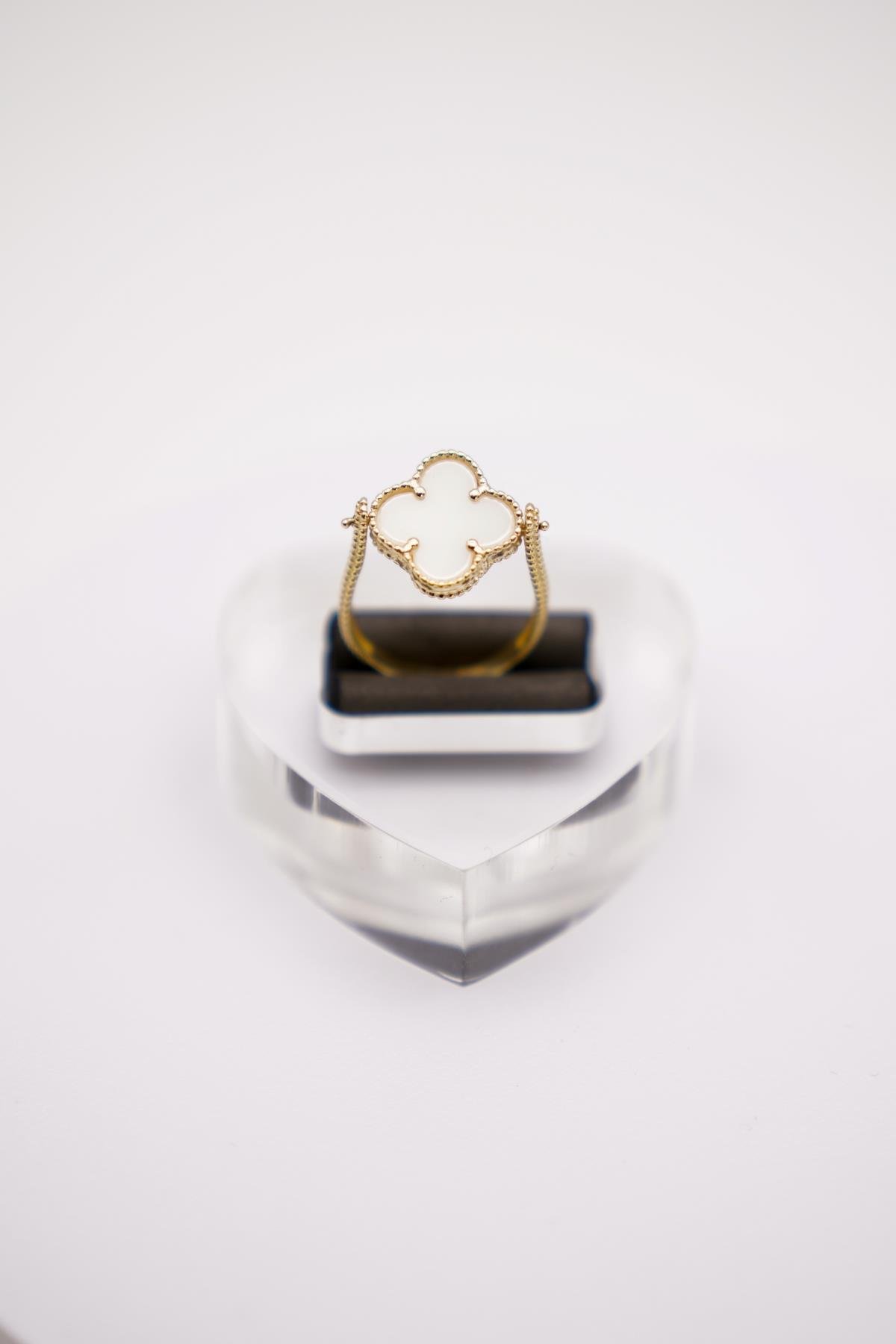 Dört Yaprak Formlu Beyaz Mine Detaylı Altın Yüzük – 14 Ayar Şık ve Modern Tasarım