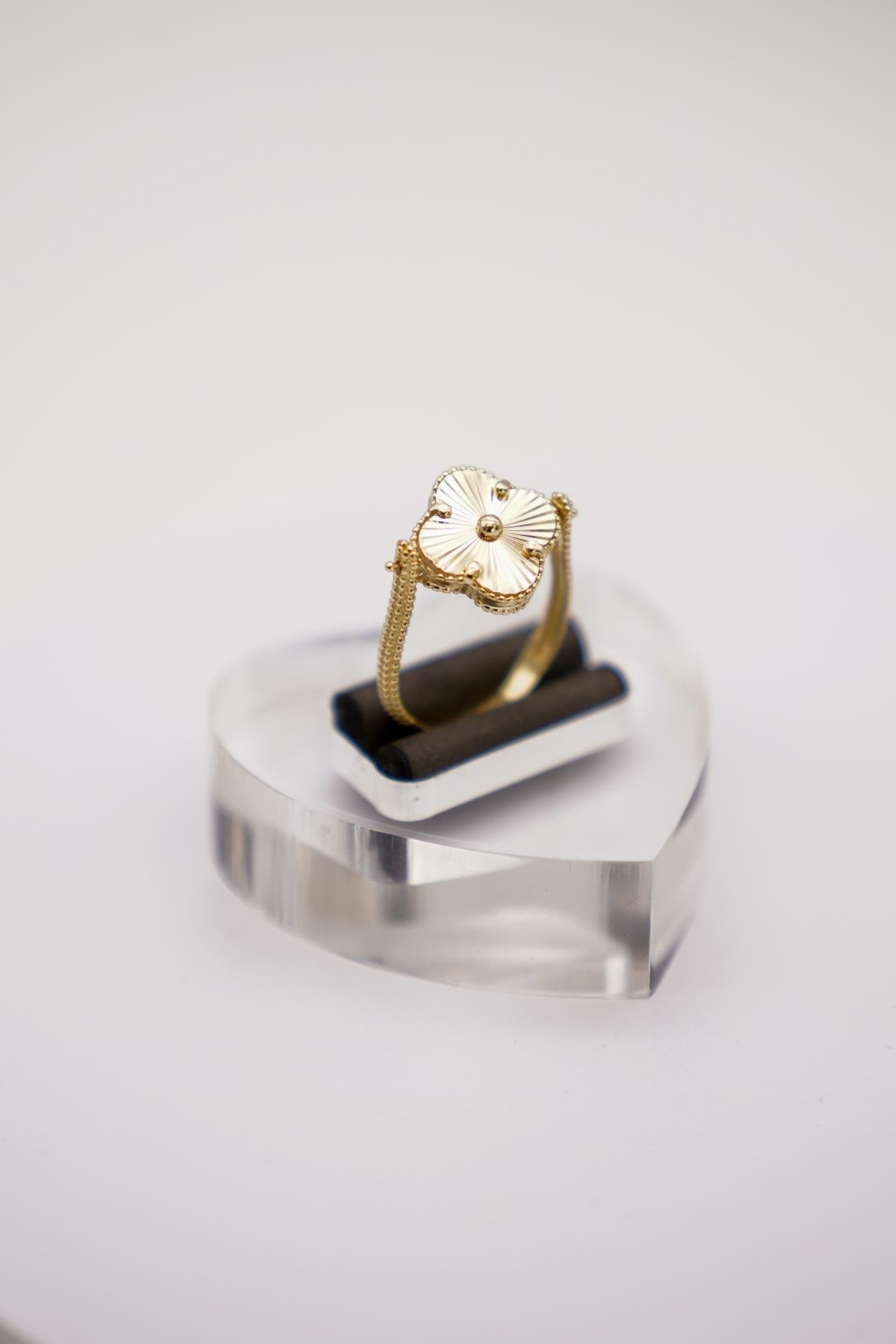 Dört Yaprak Formlu Beyaz Mine Detaylı Altın Yüzük – 14 Ayar Şık ve Modern Tasarım