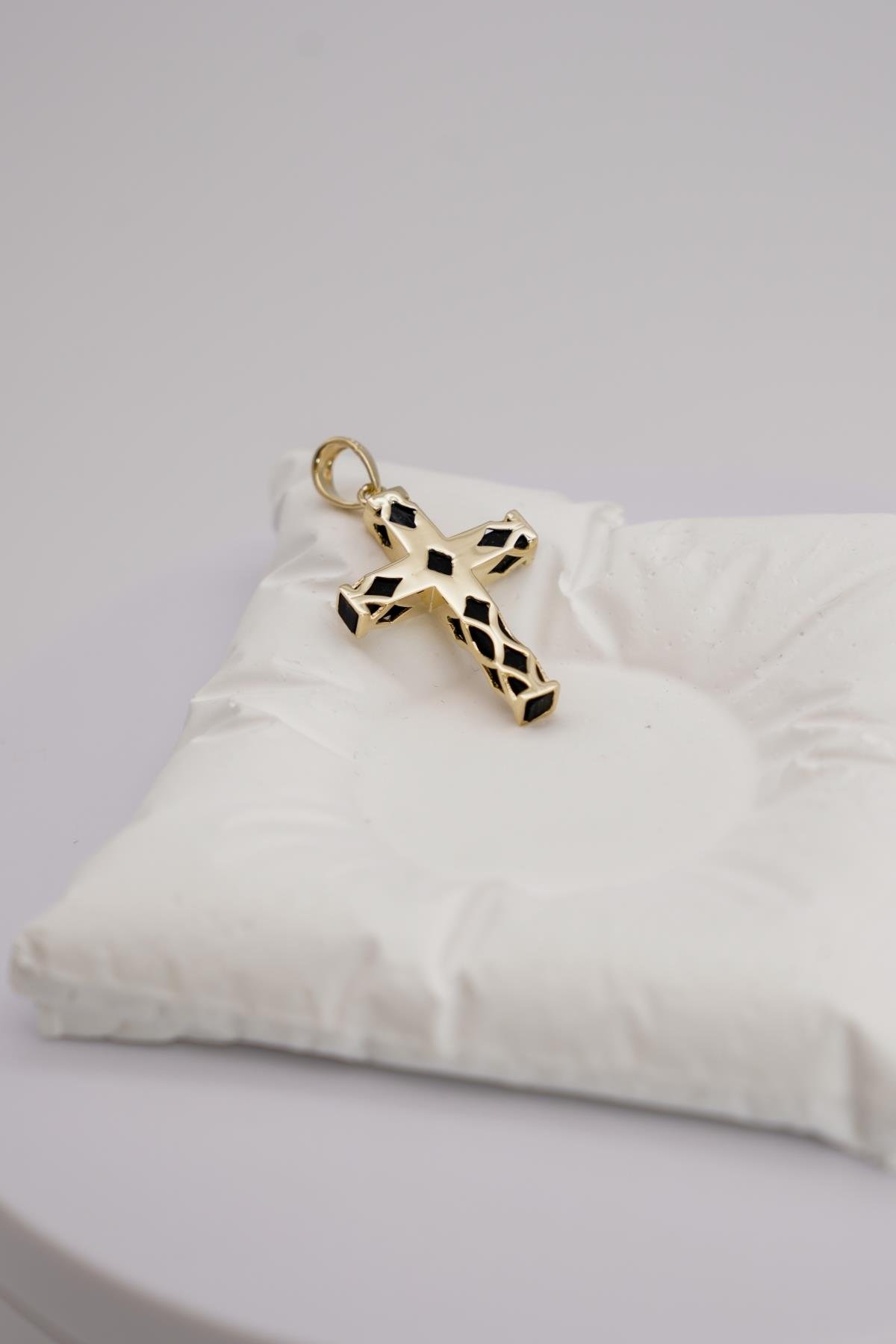 Haç Figürlü 14 Ayar Altın Kolye Ucu – Kauçuk Detaylı Spiritüel ve Modern Aksesuar