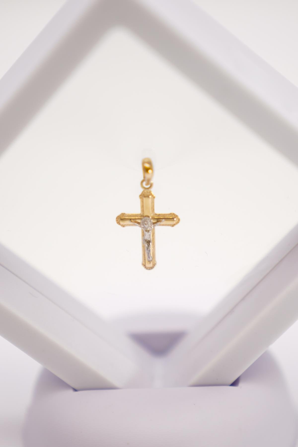 İki Renkli 14 Ayar Altın Haç Kolye Ucu – İnce ve Hafif Yapılı Minimal Takı Modeli