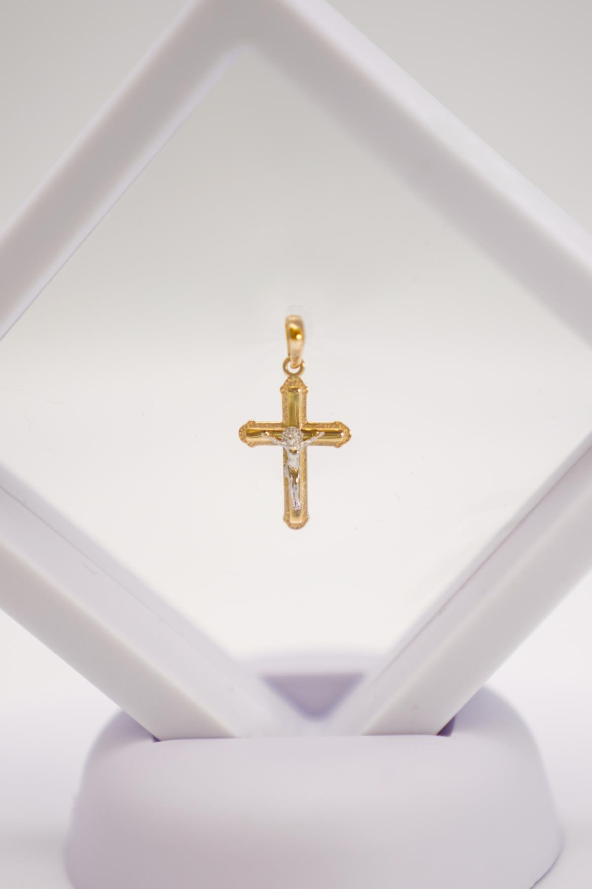 İki Renkli 14 Ayar Altın Haç Kolye Ucu – İnce ve Hafif Yapılı Minimal Takı Modeli