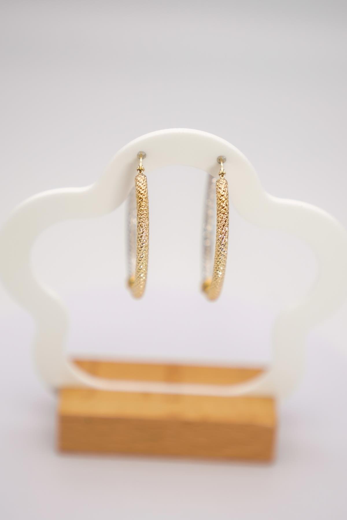 İki Renkli 14 Ayar Kalemli Halka Küpe – Uzun ve Geniş Formlu Göz Alıcı Kadın Altın Takı Modeli