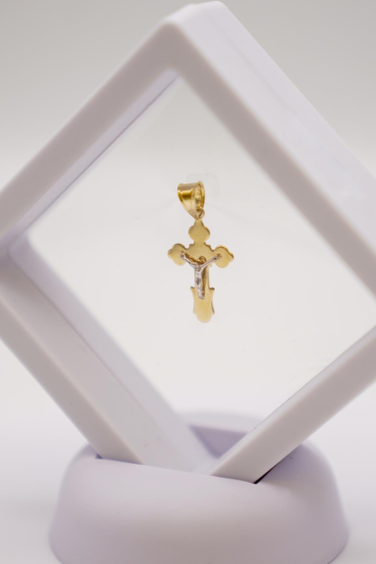 İki Renkli Haç Figürlü 14 Ayar Altın Kolye Ucu – Minimal ve Anlamlı İnce Takı Modeli