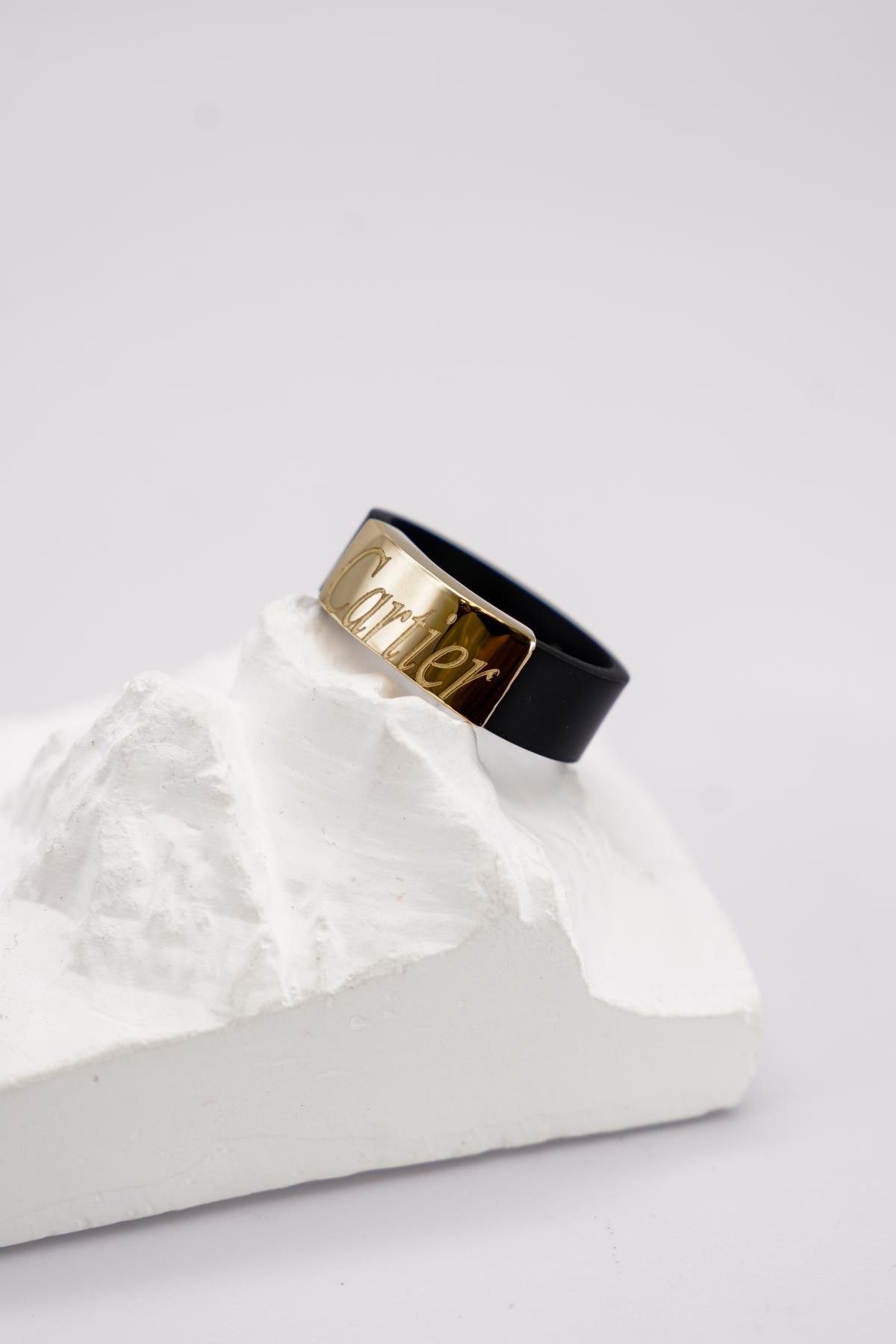 Kauçuk Detaylı Kabartma Yazılı 14 Ayar Altın Yüzük – Modern ve Minimal  Tarz