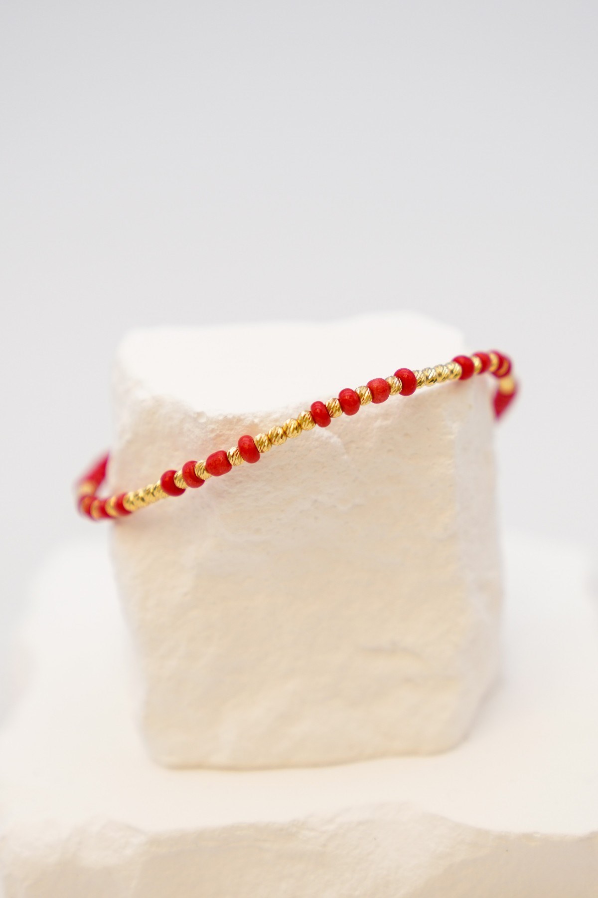 Rotes Dorica-Seilarmband mit Perlen