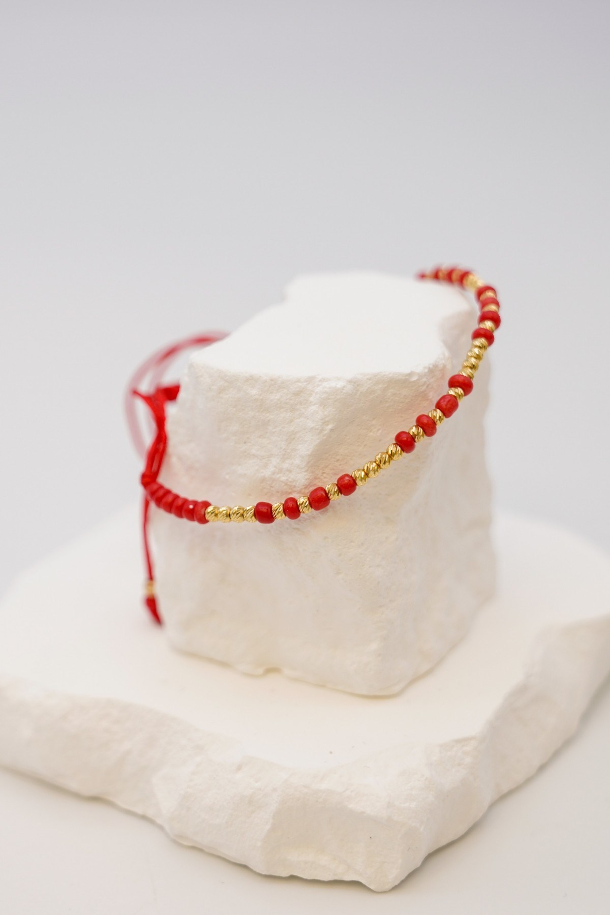 Rotes Dorica-Seilarmband mit Perlen