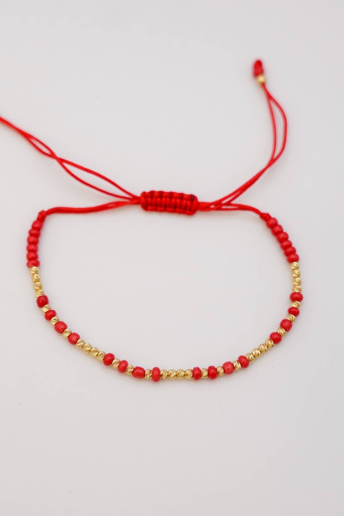 Rotes Dorica-Seilarmband mit Perlen