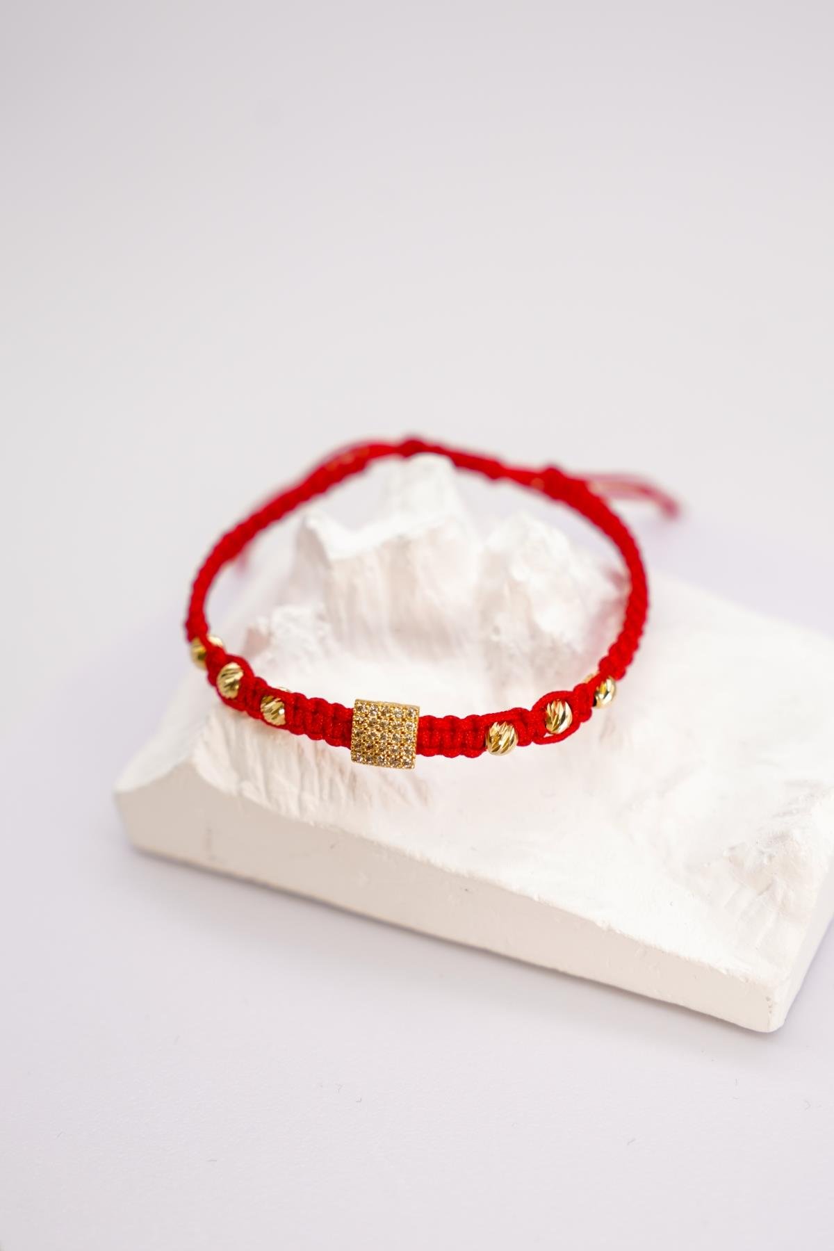 Kırmızı İpli 14 Ayar Altın Zirkon Taşlı Ayarlanabilir Dorika Bileklik – Şık ve Anlamlı Tasarım