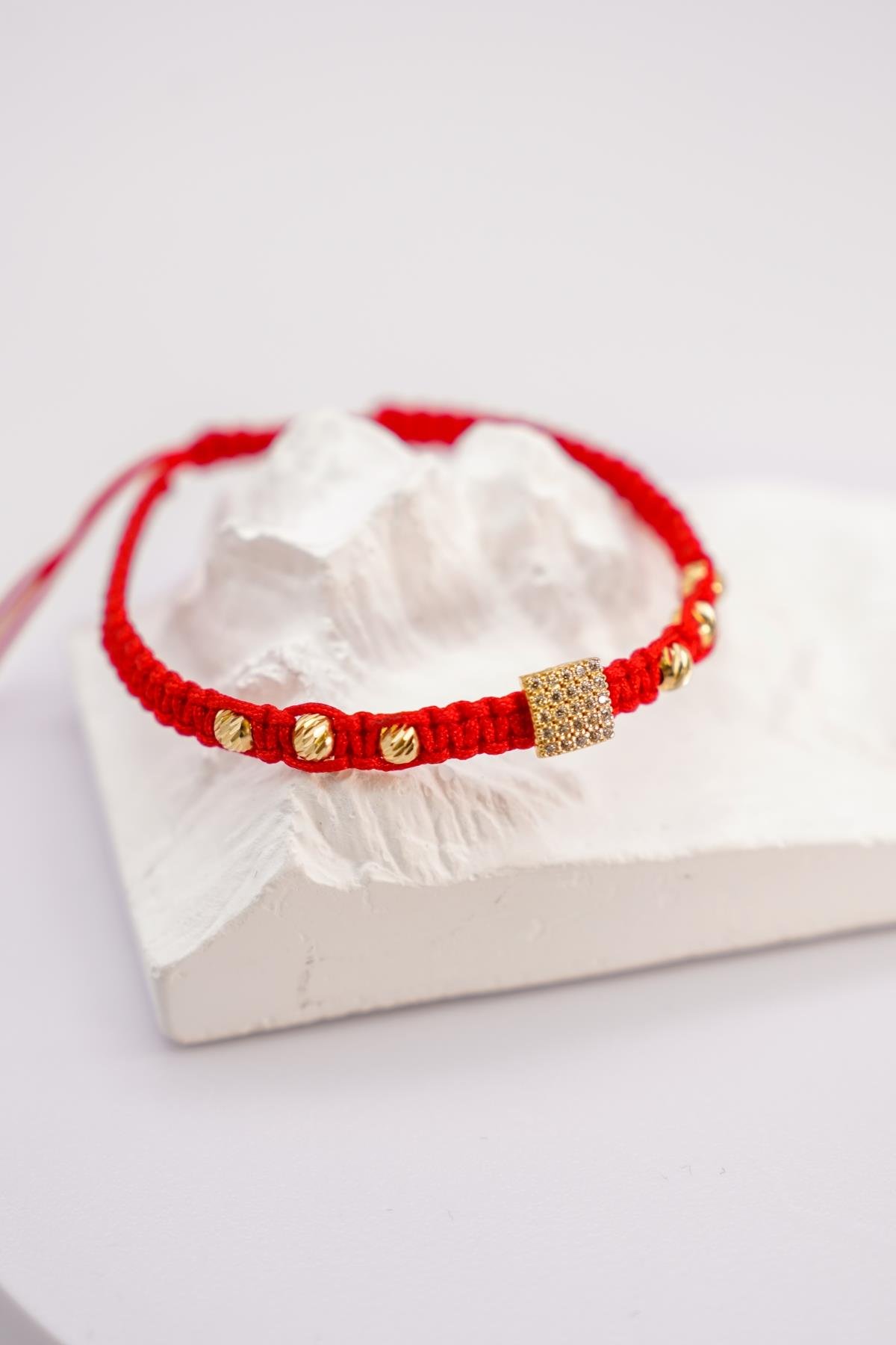 Kırmızı İpli 14 Ayar Altın Zirkon Taşlı Ayarlanabilir Dorika Bileklik – Şık ve Anlamlı Tasarım