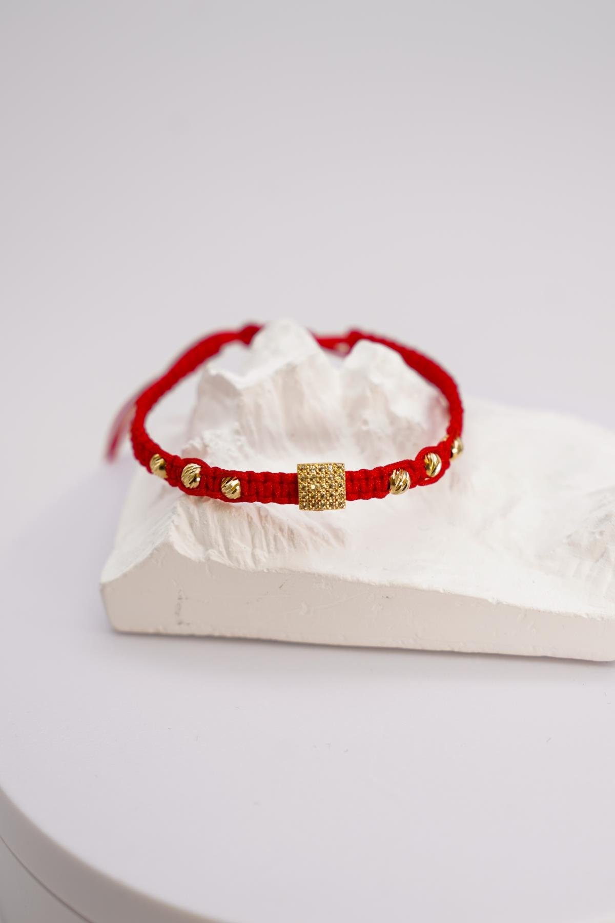 Kırmızı İpli 14 Ayar Altın Zirkon Taşlı Ayarlanabilir Dorika Bileklik – Şık ve Anlamlı Tasarım