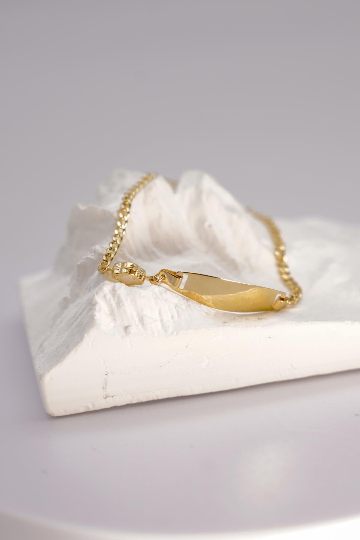 Kişiye Özel Plaka Tasarımlı 14 Ayar Altın Zincir Bileklik – Günlük Kullanıma Uygun Şıklık