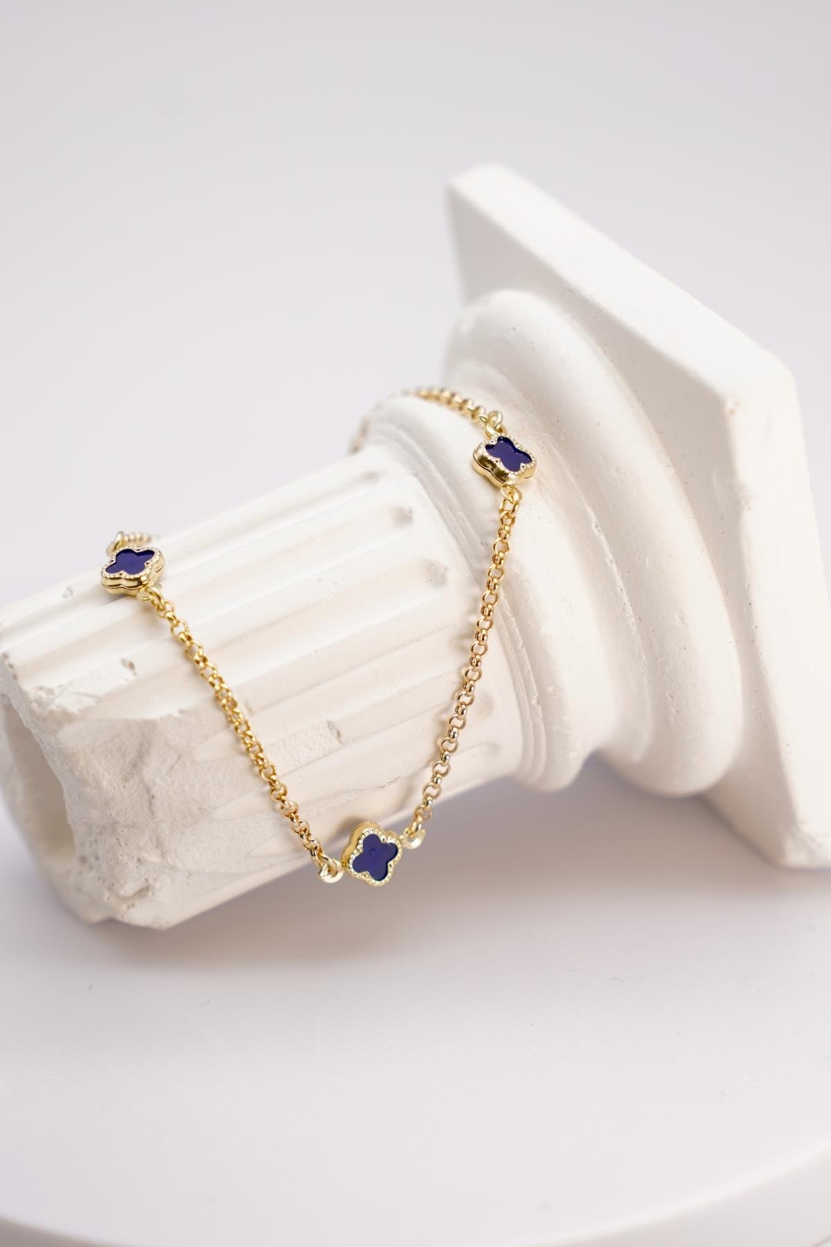 Lacivert Taş Detaylı 14 Ayar Altın Zincir Bileklik – Şık ve Zarif Görünüme Sahip Model