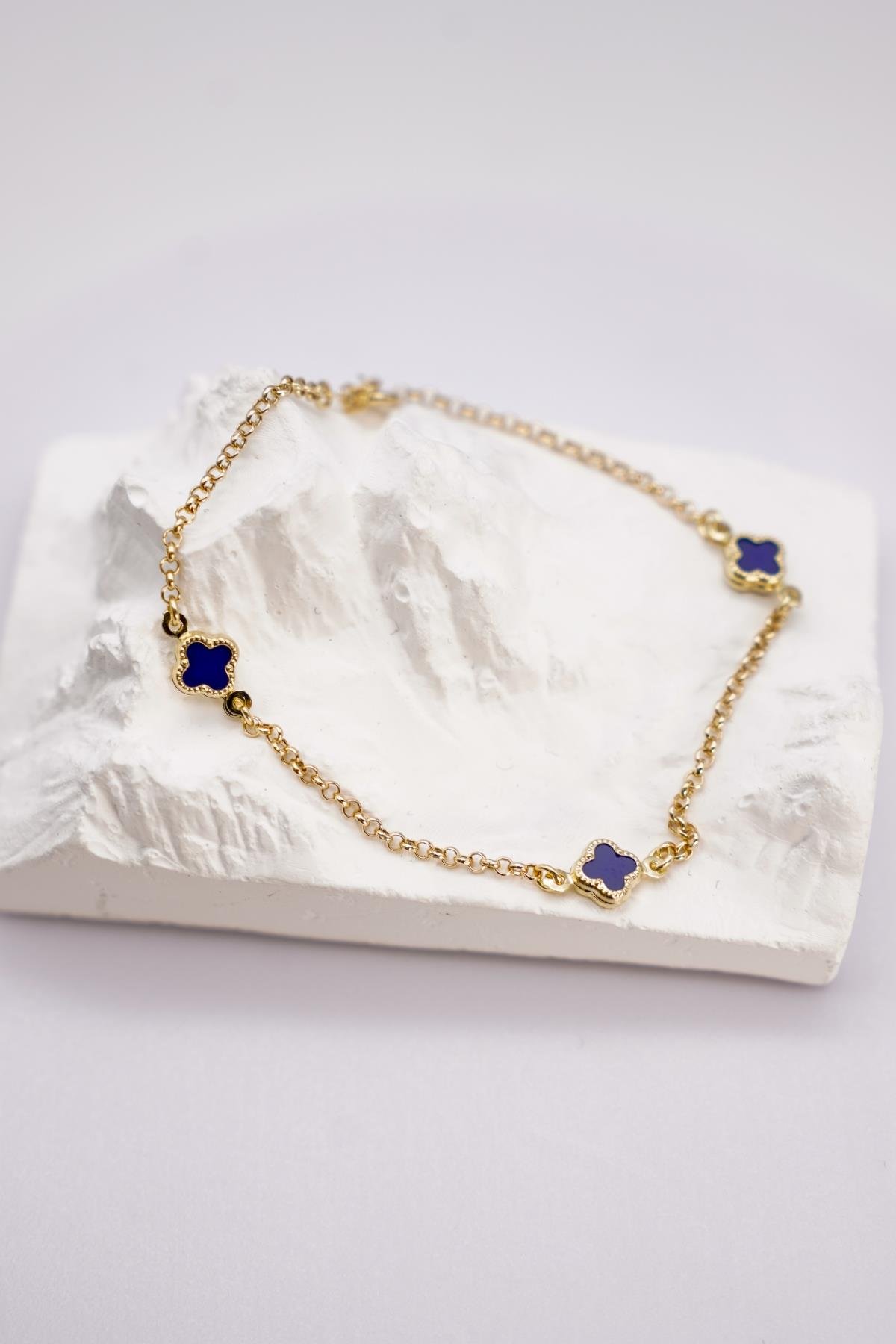 Lacivert Taş Detaylı 14 Ayar Altın Zincir Bileklik – Şık ve Zarif Görünüme Sahip Model