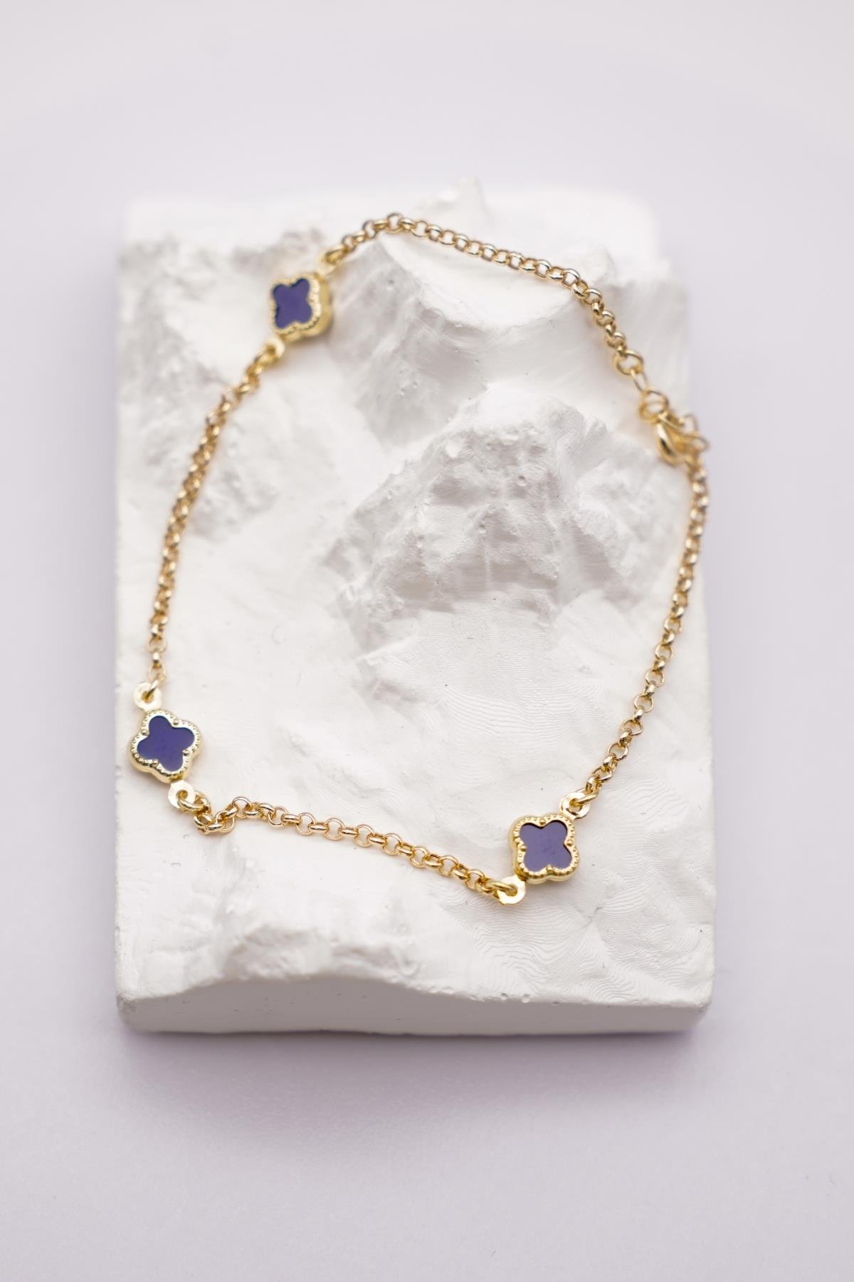 Lacivert Taş Detaylı 14 Ayar Altın Zincir Bileklik – Şık ve Zarif Görünüme Sahip Model