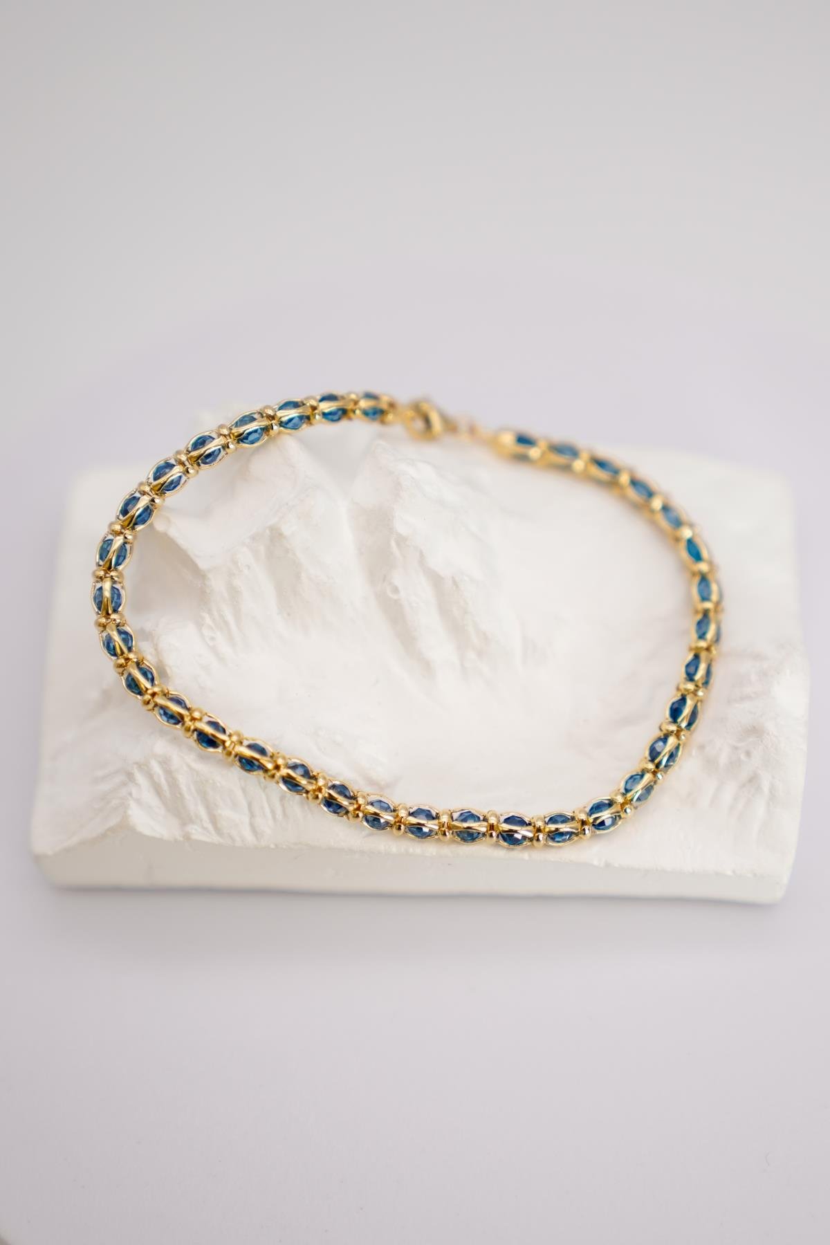 Mavi Taş Detaylı 14 Ayar Altın Bileklik ile Göz Alıcı Zarafet ve Modern Tasarım