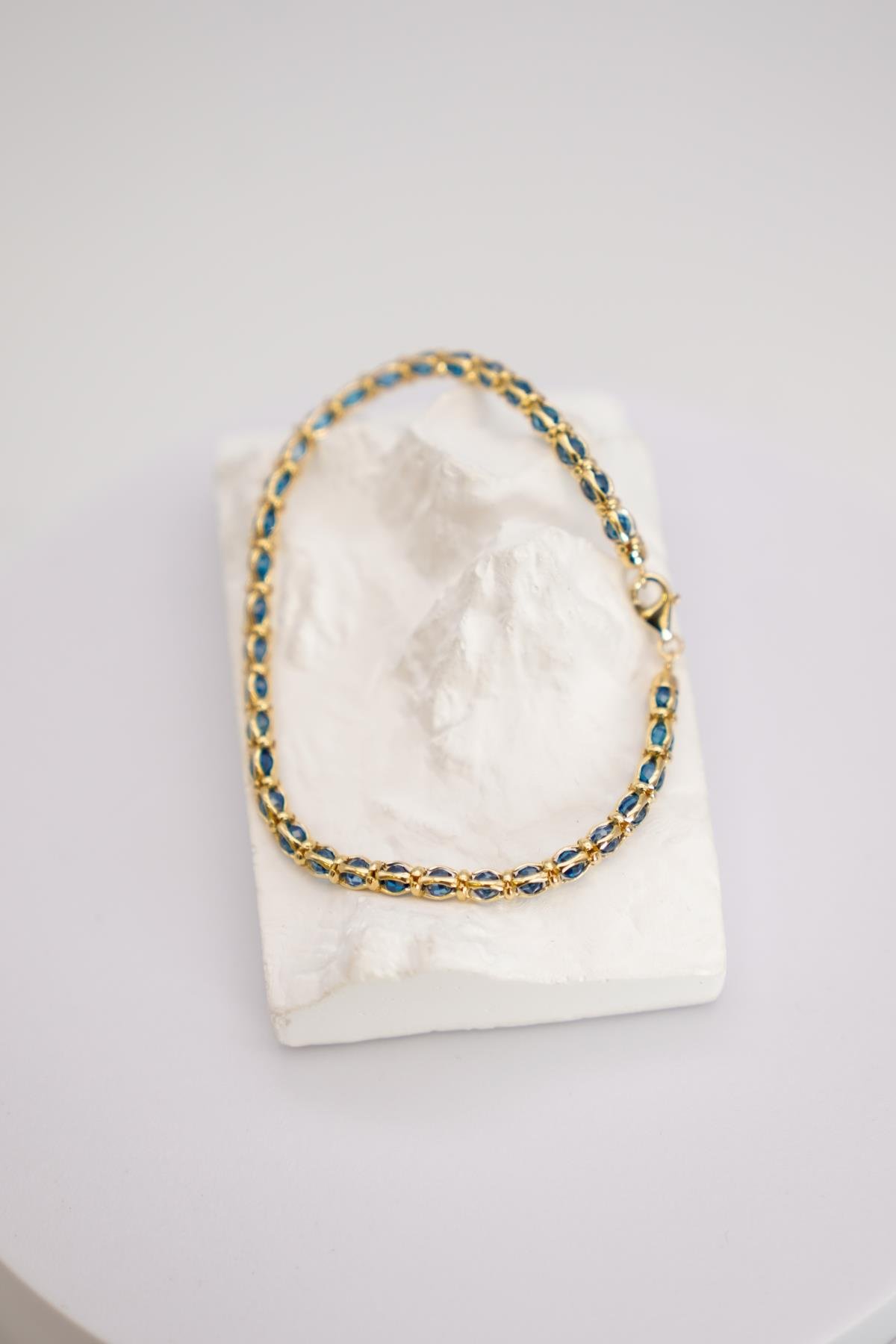 Mavi Taş Detaylı 14 Ayar Altın Bileklik ile Göz Alıcı Zarafet ve Modern Tasarım