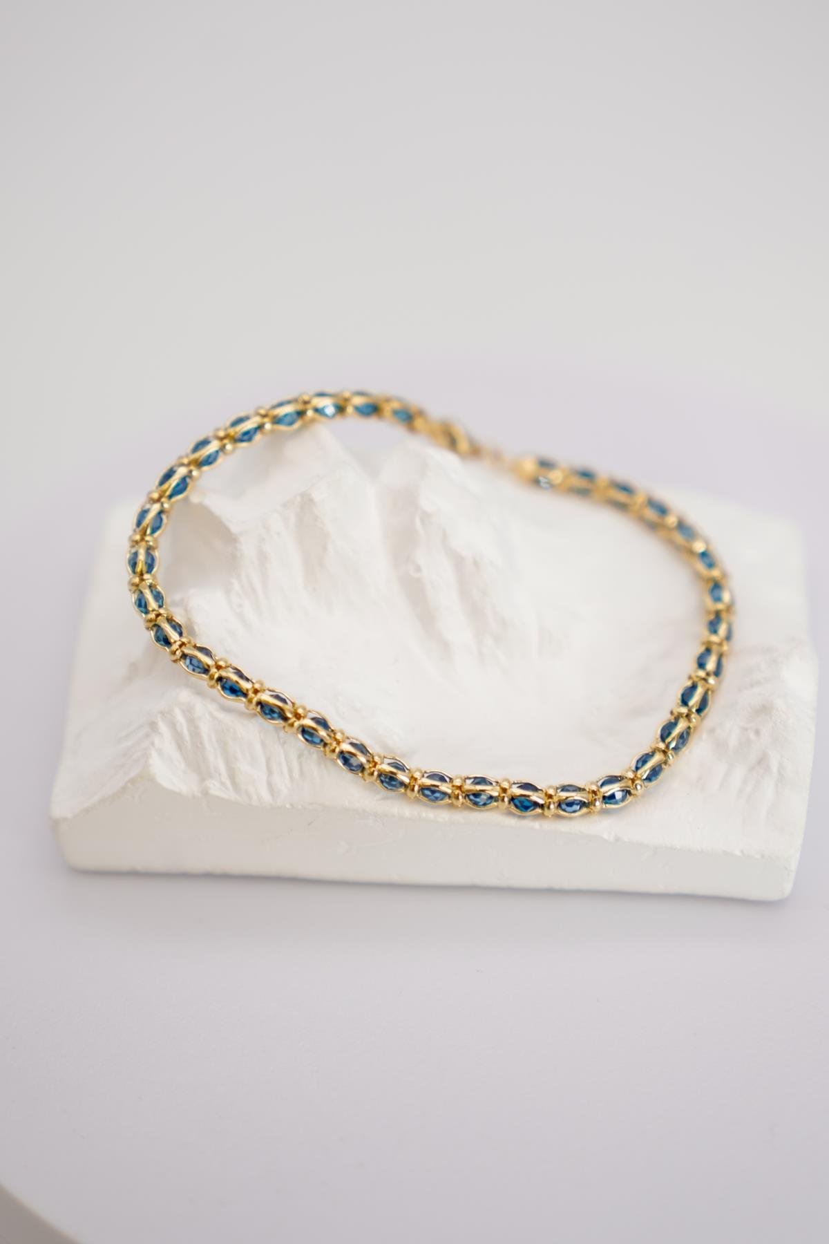 Mavi Taş Detaylı 14 Ayar Altın Bileklik ile Göz Alıcı Zarafet ve Modern Tasarım