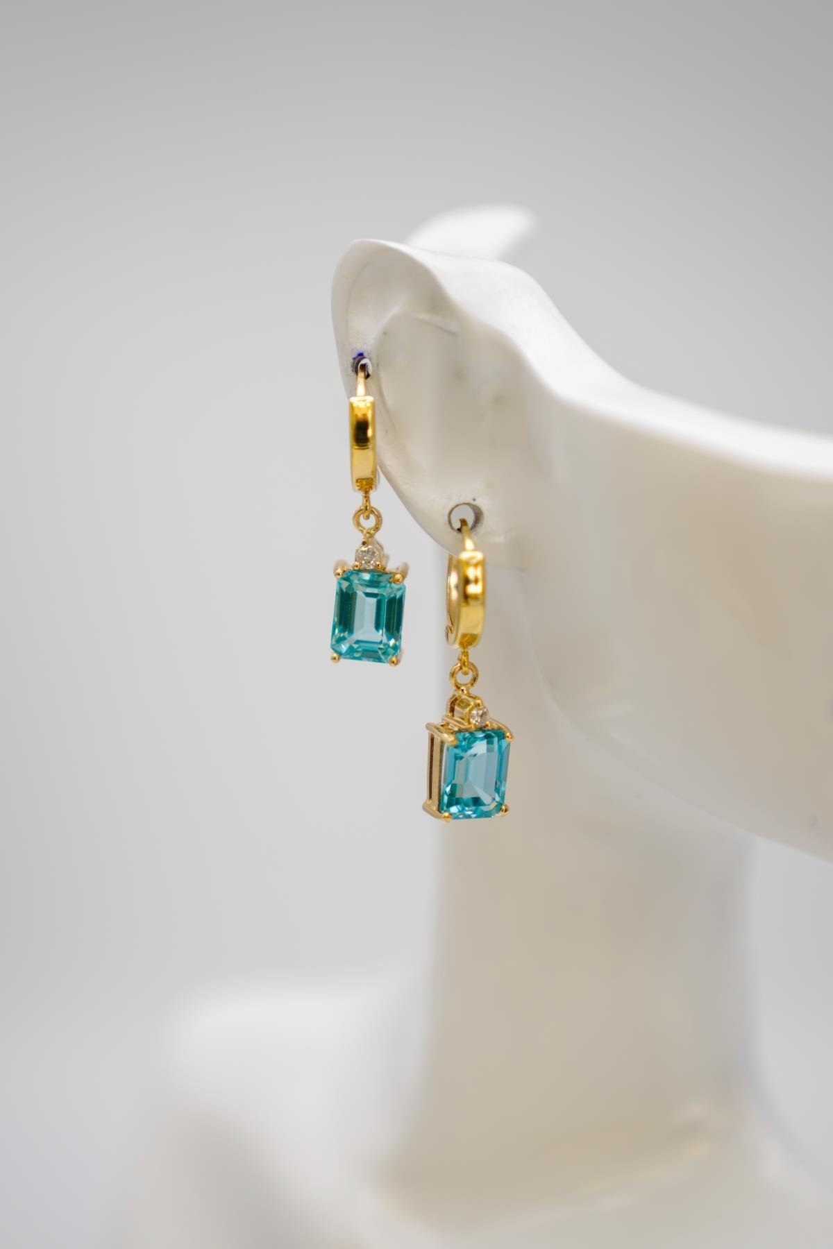 Mavi Topaz Taşlı 14 Ayar Altın Küpe | Dikdörtgen Kesim Zarif Sallantılı Model