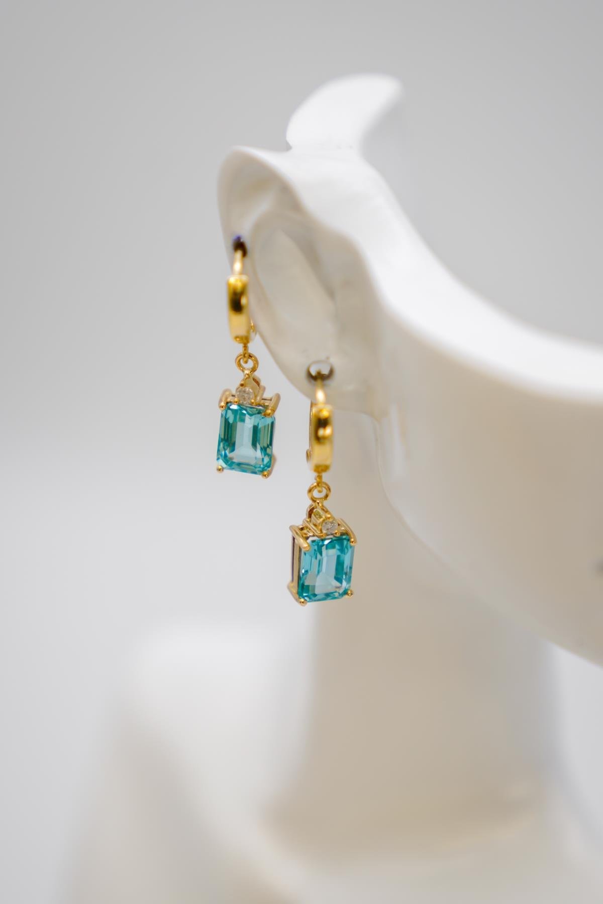 Mavi Topaz Taşlı 14 Ayar Altın Küpe | Dikdörtgen Kesim Zarif Sallantılı Model