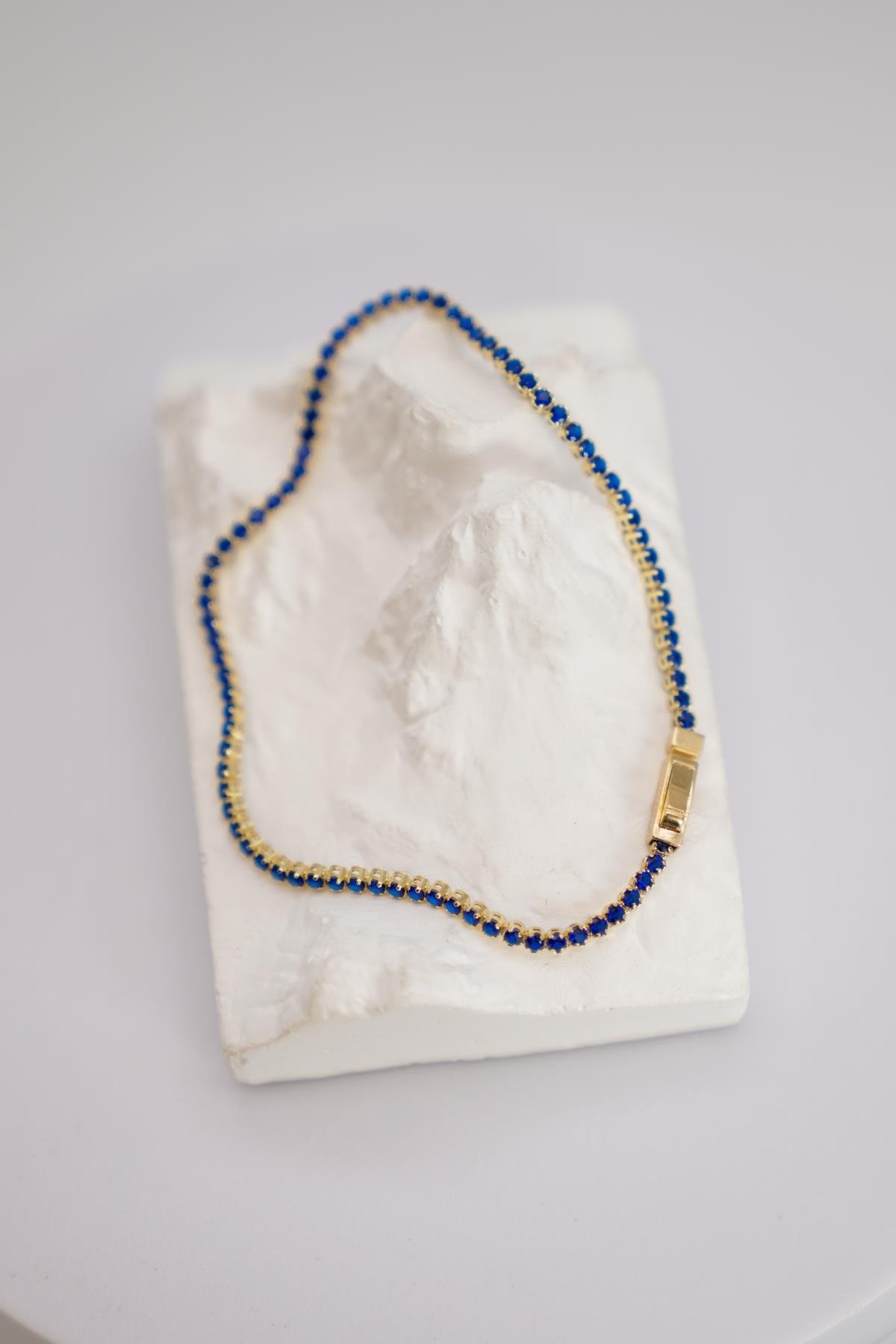 Mavi Zirkon Taşlı 14 Ayar Altın Suyolu Bileklik ile Zarif ve Modern Işıltı