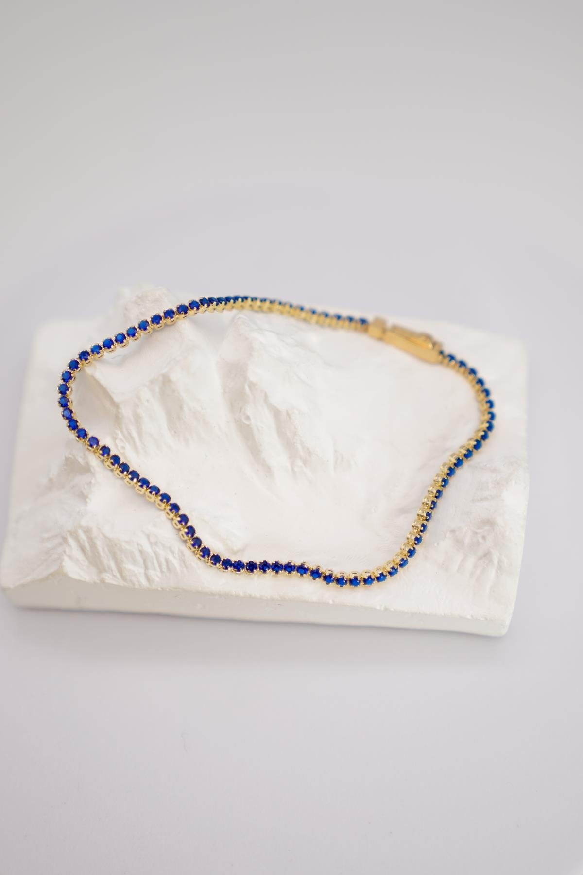 Mavi Zirkon Taşlı 14 Ayar Altın Suyolu Bileklik ile Zarif ve Modern Işıltı