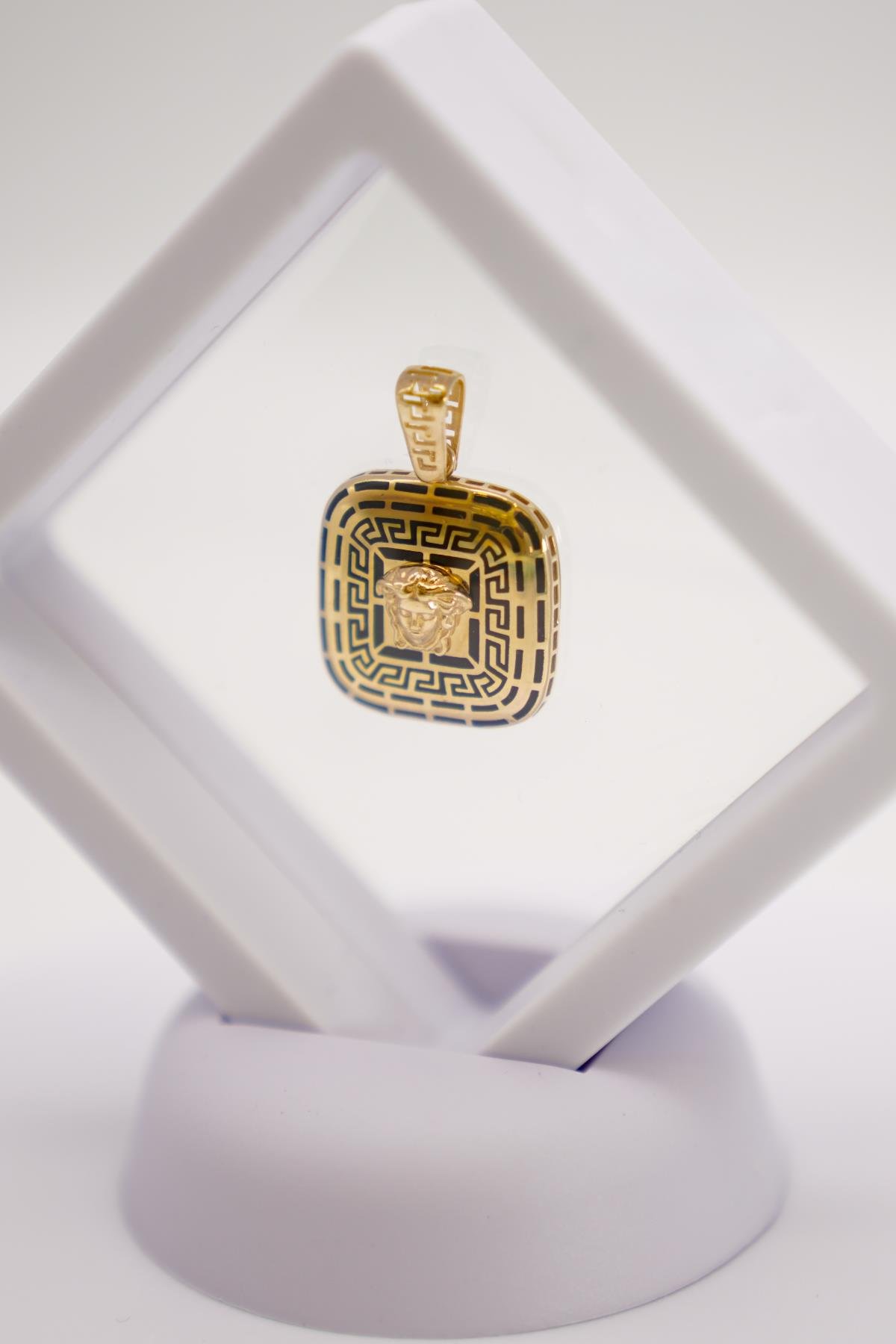 Medusa Figürlü 14 Ayar Altın Kolye Ucu – Geometrik Siyah Detaylı Erkek Takı Modeli