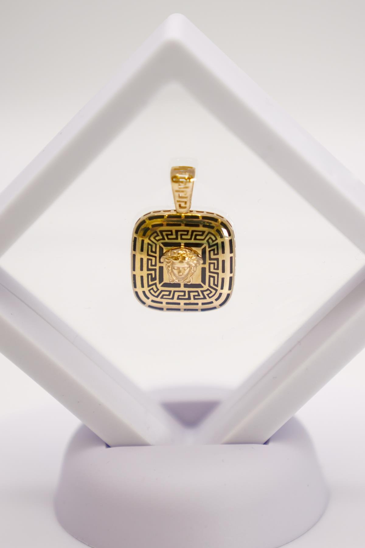 Medusa Figürlü 14 Ayar Altın Kolye Ucu – Geometrik Siyah Detaylı Erkek Takı Modeli