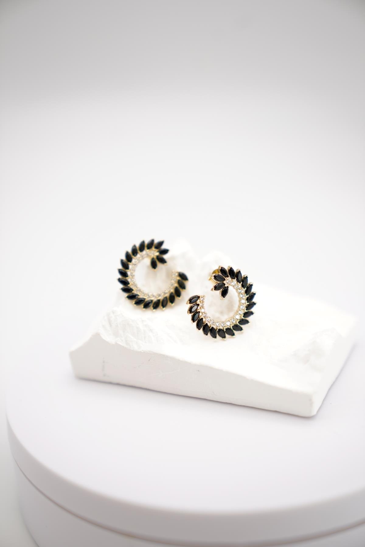 Oniks Taşlı 14 Ayar Altın Spiral Form Küpe | Işıltılı ve Modern Görünüm