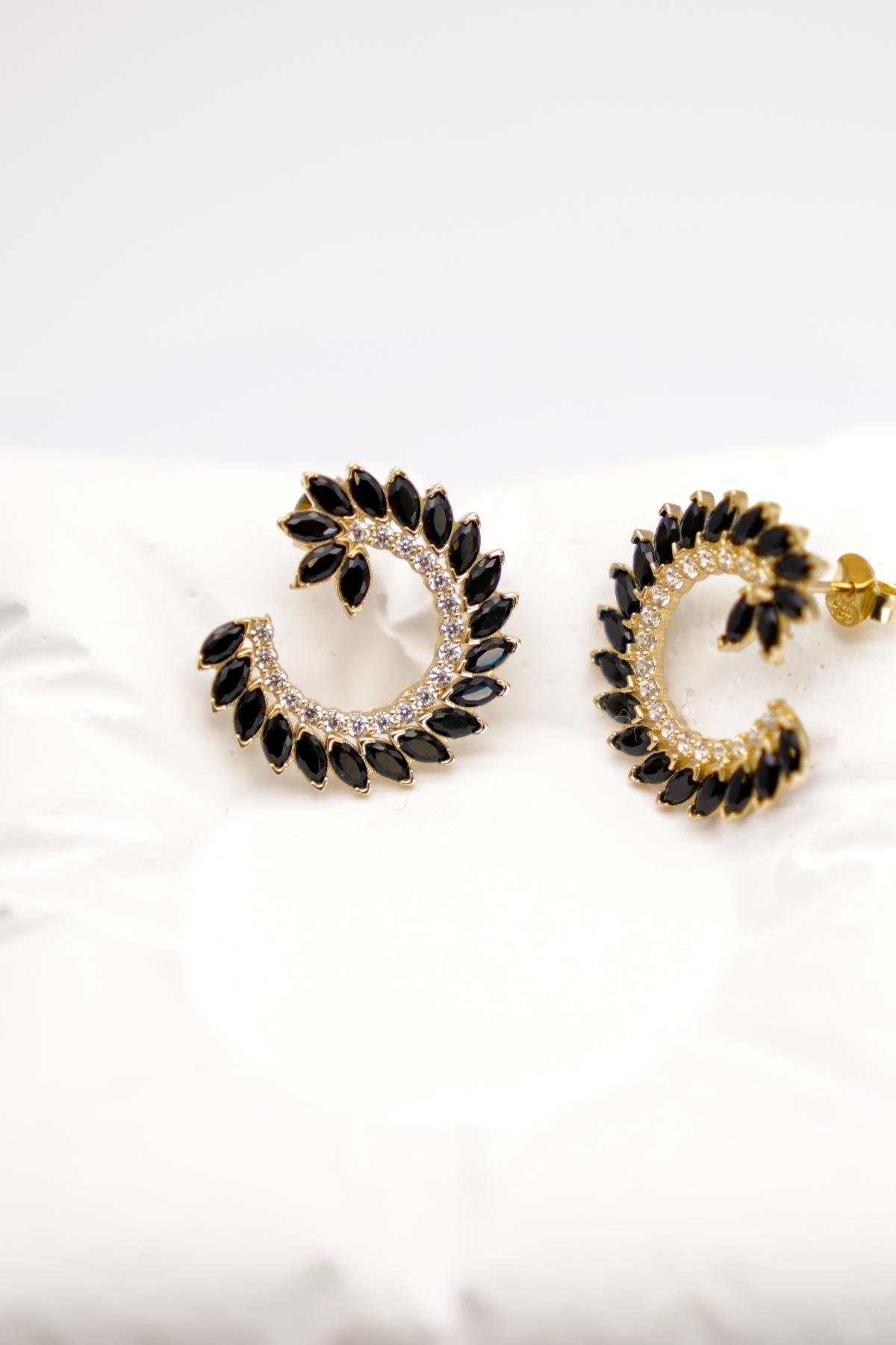 Oniks Taşlı 14 Ayar Altın Spiral Form Küpe | Işıltılı ve Modern Görünüm