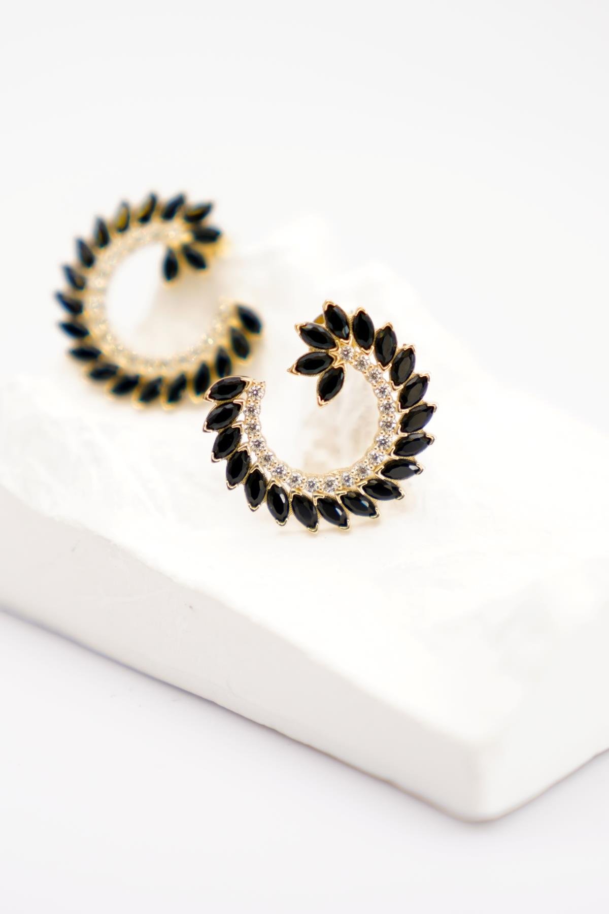 Oniks Taşlı 14 Ayar Altın Spiral Form Küpe | Işıltılı ve Modern Görünüm