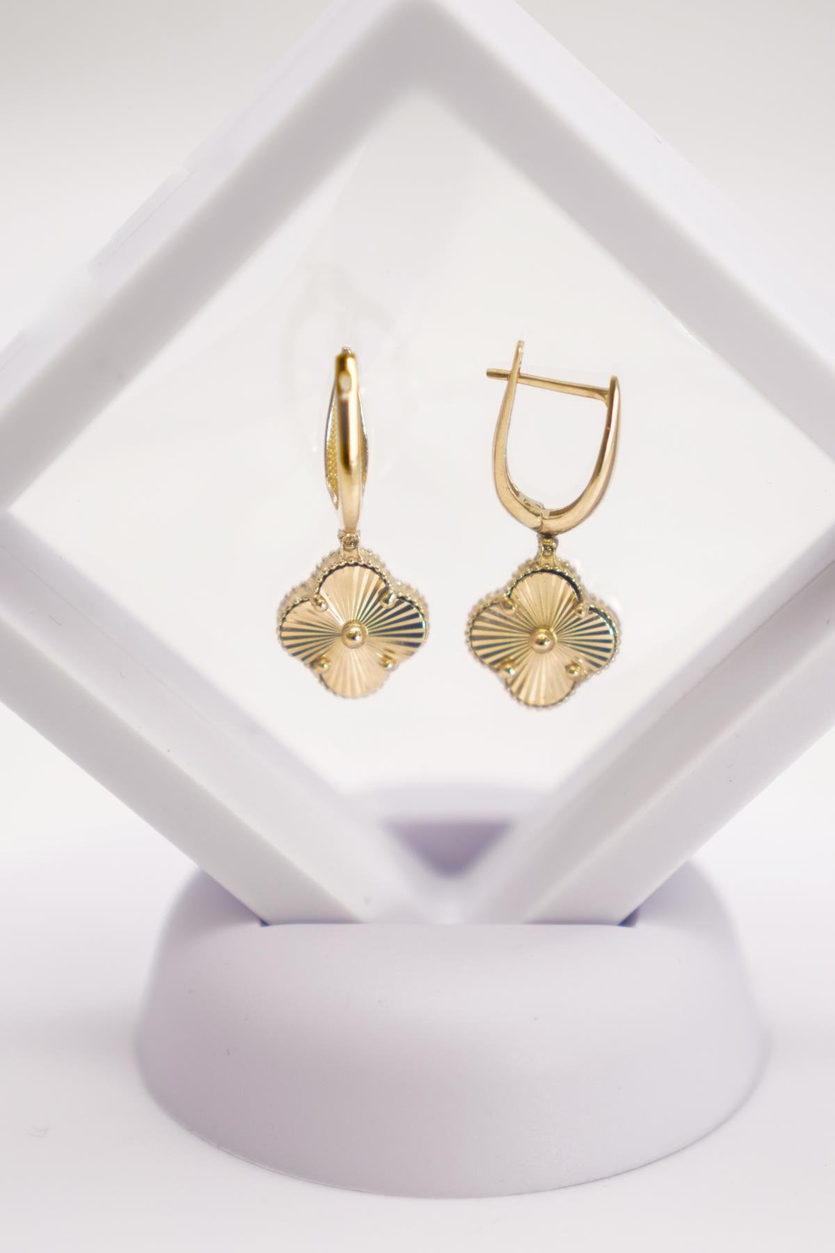 Oniks Taşlı Yonca Formlu 14 Ayar Altın Sallantılı Küpe | Şık ve Zamansız