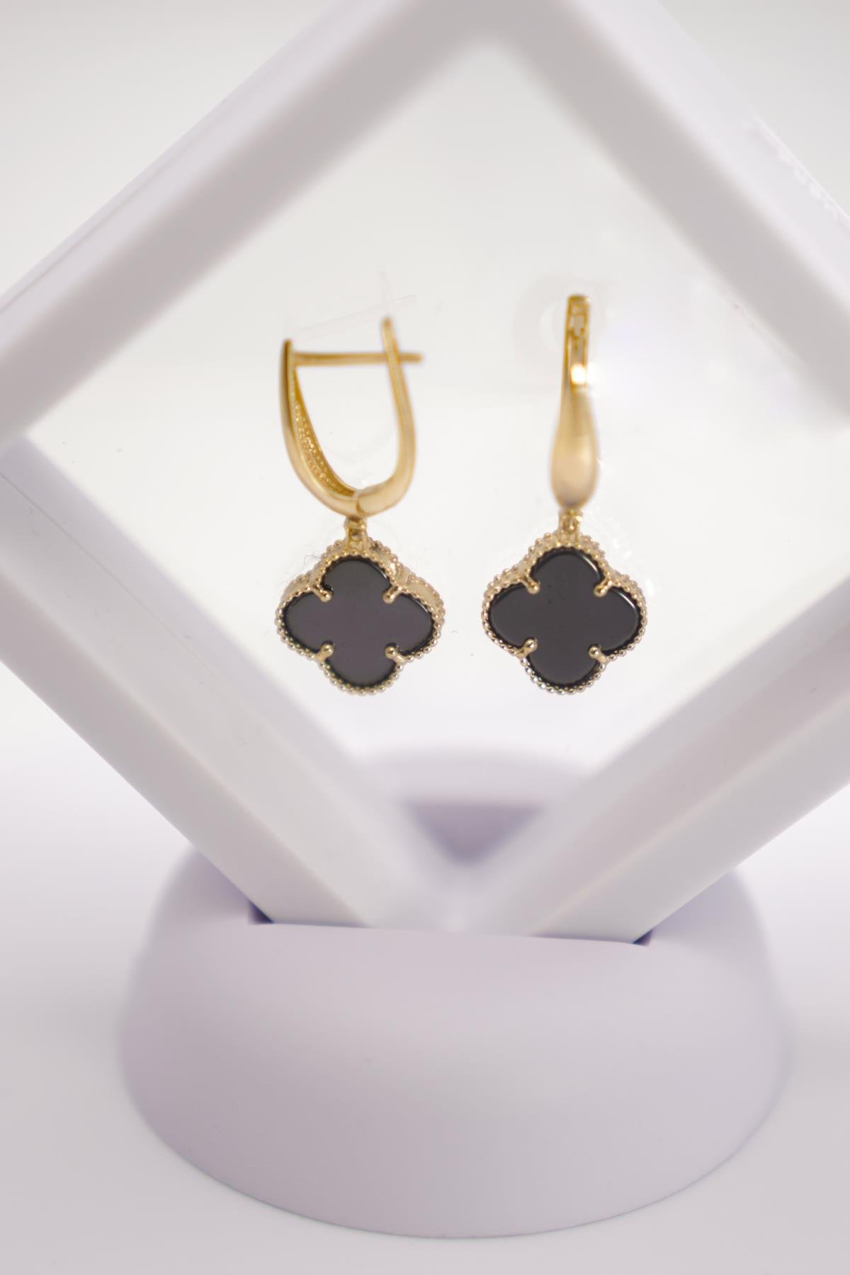 Oniks Taşlı Yonca Formlu 14 Ayar Altın Sallantılı Küpe | Şık ve Zamansız