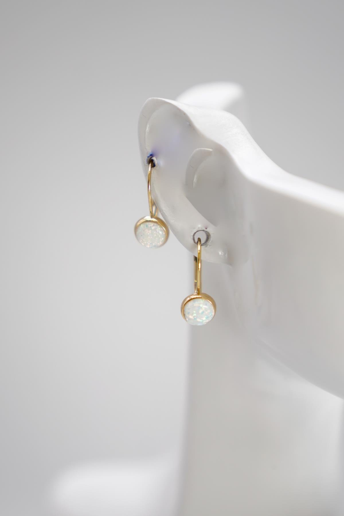 Opal Taşlı 14 Ayar Altın Minimal Küpe | Zarif ve Işıltılı Tasarım