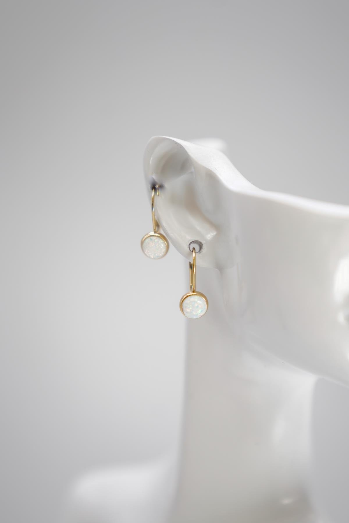 Opal Taşlı 14 Ayar Altın Minimal Küpe | Zarif ve Işıltılı Tasarım