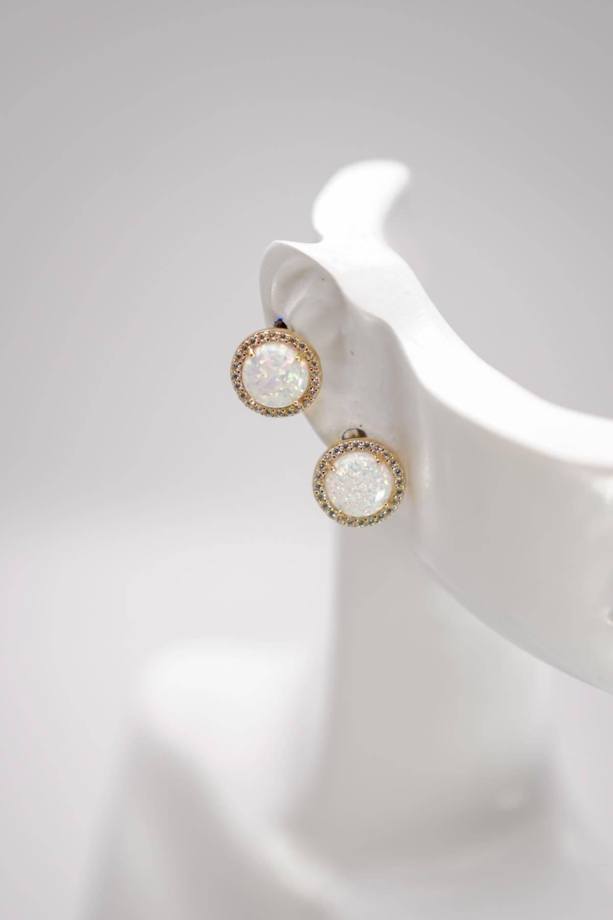 Opal Taşlı Yuvarlak Formlu 14 Ayar Altın Küpe | Işıltılı ve Zarif Stil