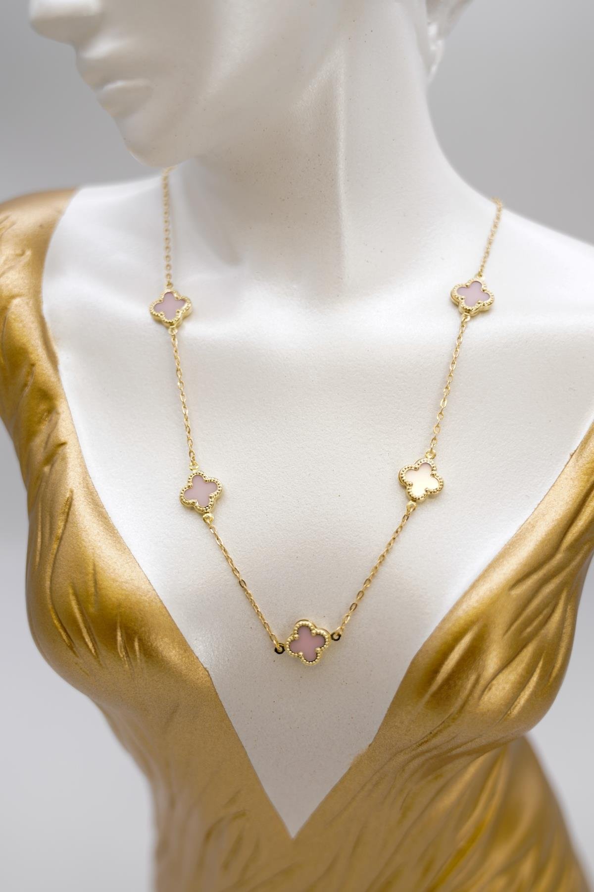 Pembe Mine Detaylı 14 Ayar Altın Yonca Kolye – Zarif ve Renkli Tasarımıyla Şıklık Tamamlayıcı