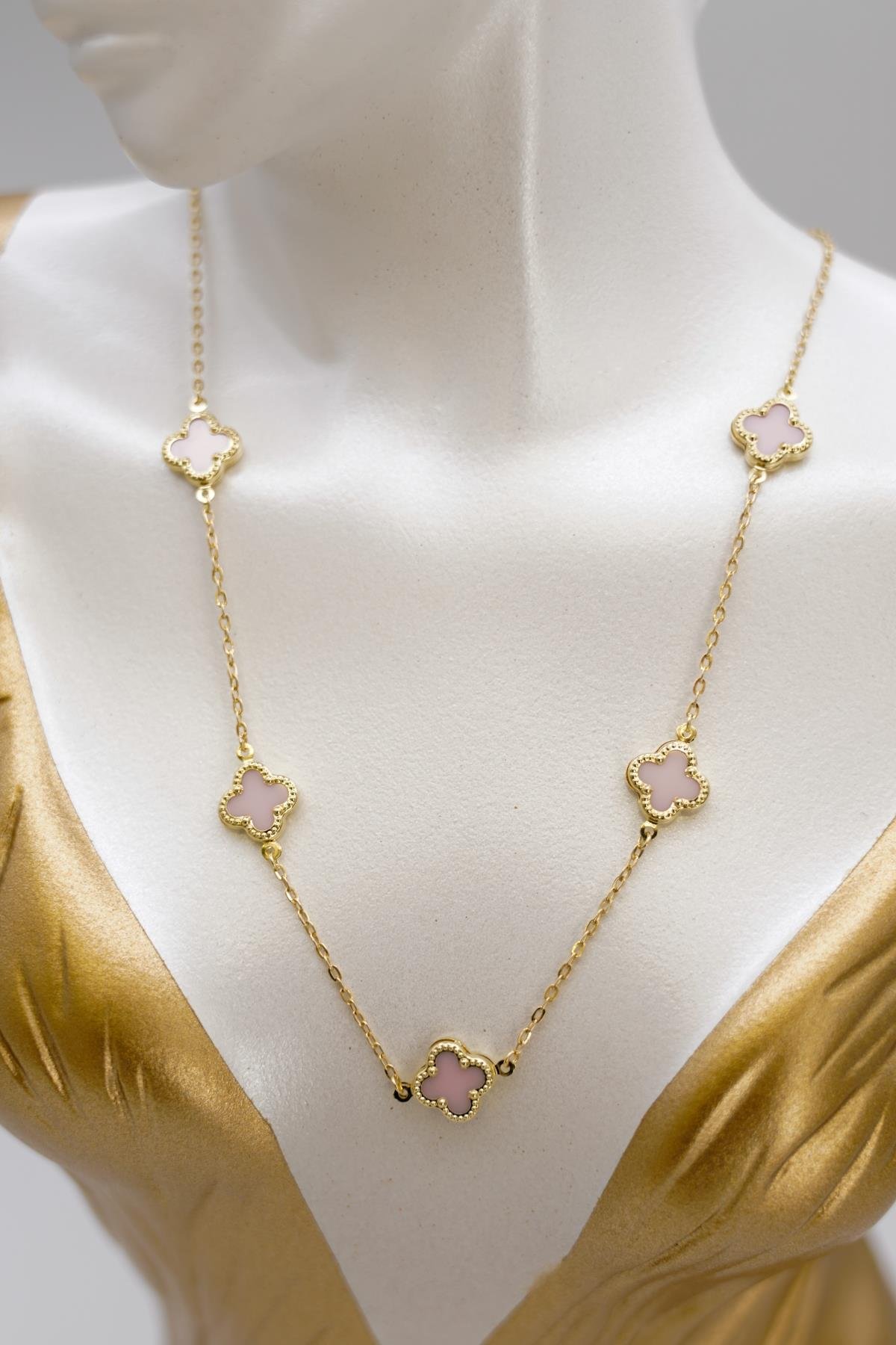 Pembe Mine Detaylı 14 Ayar Altın Yonca Kolye – Zarif ve Renkli Tasarımıyla Şıklık Tamamlayıcı