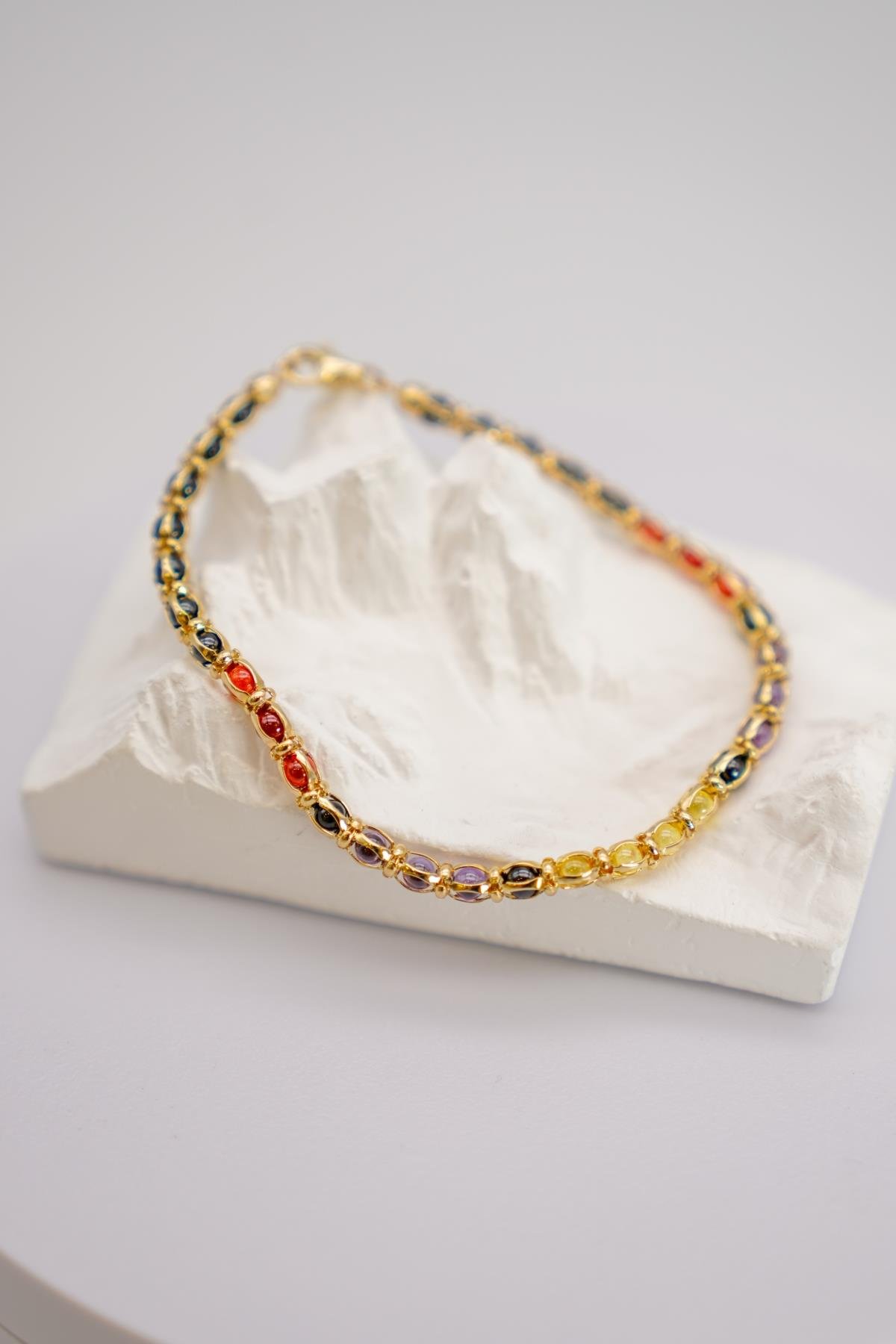 Renkli Taş Detaylı 14 Ayar Altın Fantazi Bileklik – Işıltılı ve Şık Zincir Tasarım