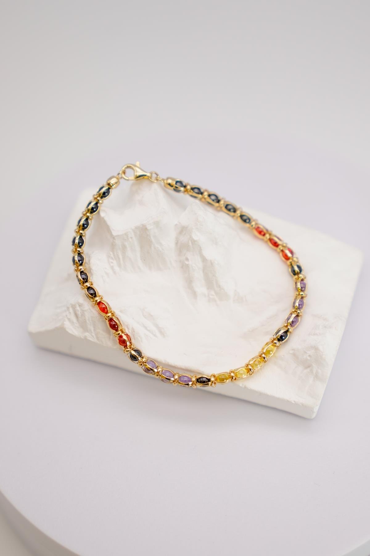 Renkli Taş Detaylı 14 Ayar Altın Fantazi Bileklik – Işıltılı ve Şık Zincir Tasarım