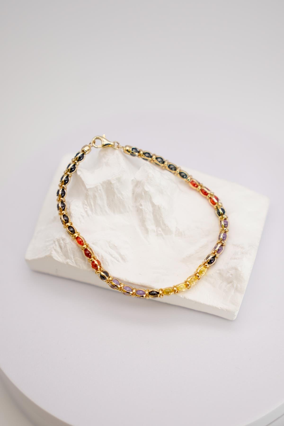 Renkli Taş Detaylı 14 Ayar Altın Fantazi Bileklik – Işıltılı ve Şık Zincir Tasarım