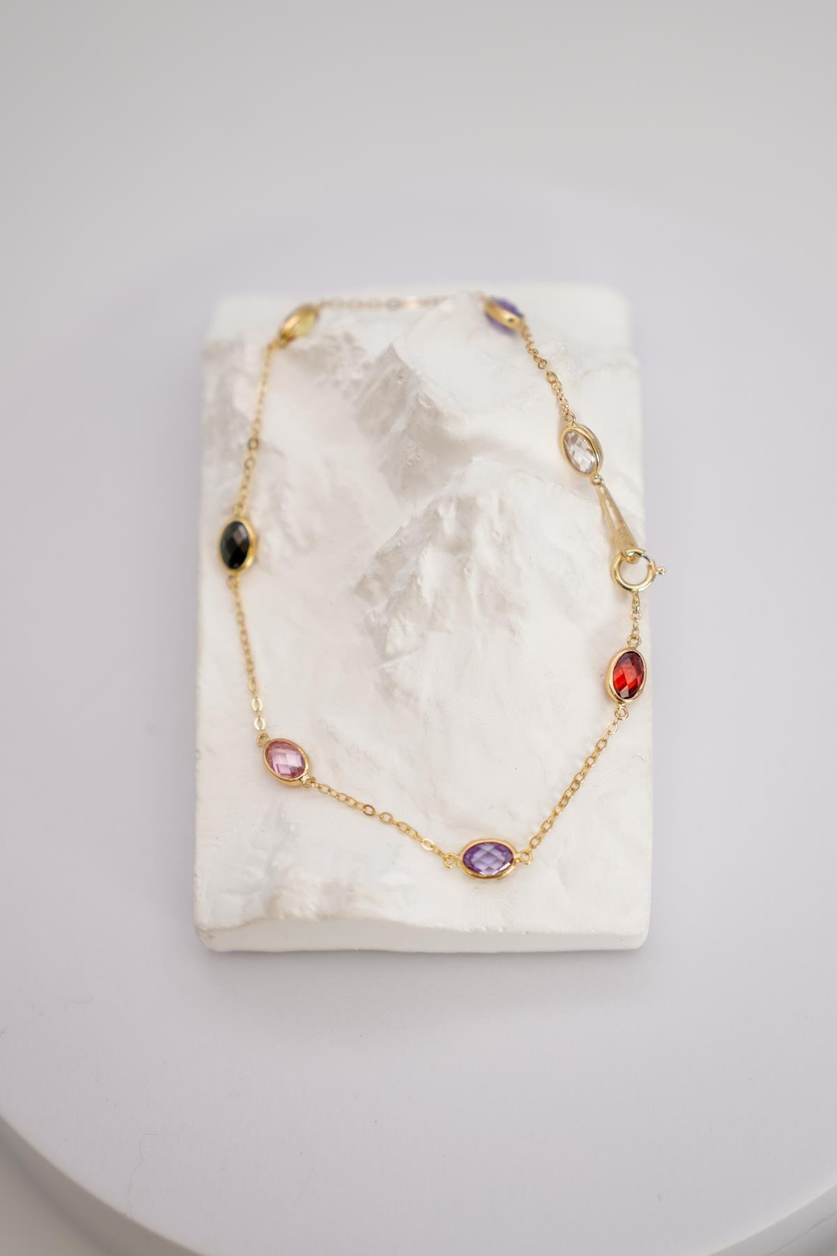 Renkli Taşlı 14 Ayar Altın Minimal Fantasy Bileklik ile Işıltılı ve Şık Bilek Detayı