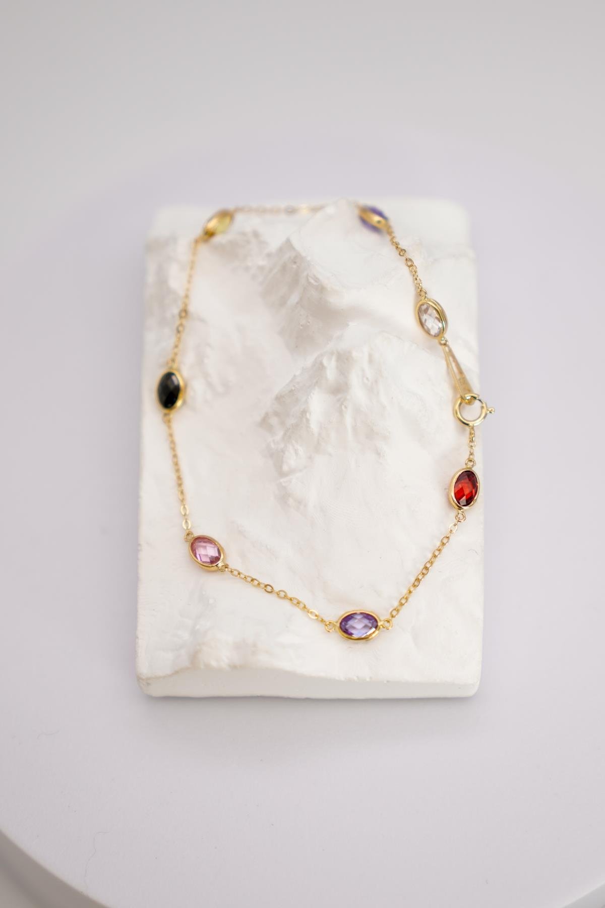 Renkli Taşlı 14 Ayar Altın Minimal Fantasy Bileklik ile Işıltılı ve Şık Bilek Detayı