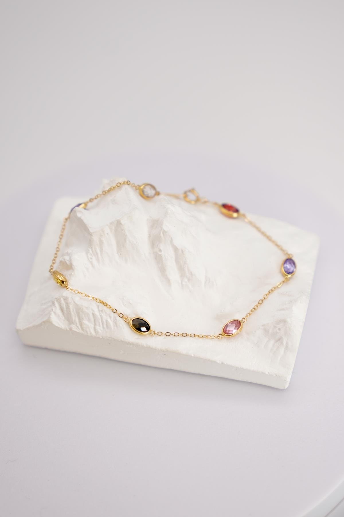 Renkli Taşlı 14 Ayar Altın Minimal Fantasy Bileklik ile Işıltılı ve Şık Bilek Detayı