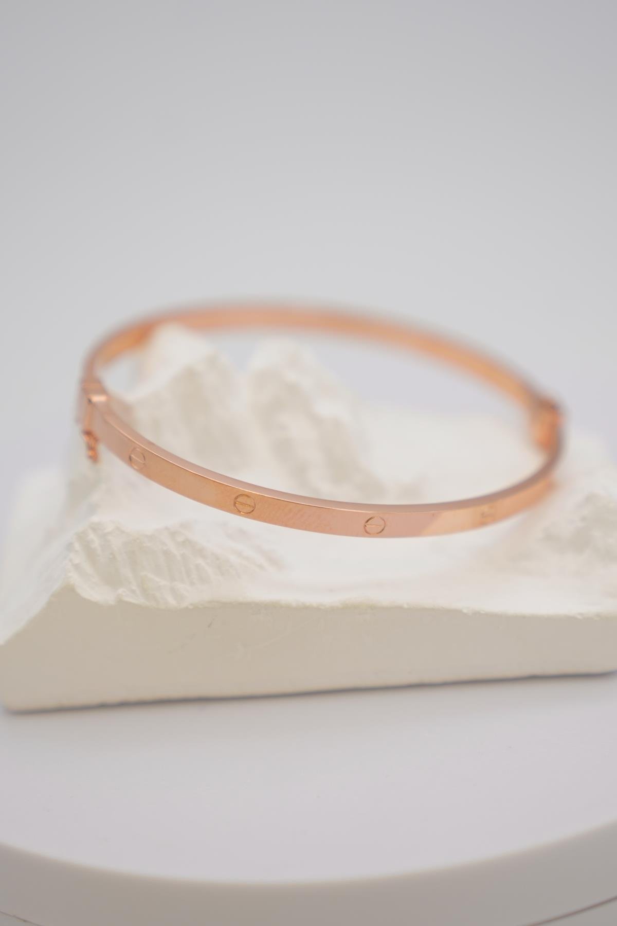 Rose Altın Vidalı Kadın Bilezik – 14 Ayar, Hafif ve Minimal Tasarımlı Modern Takı Modeli