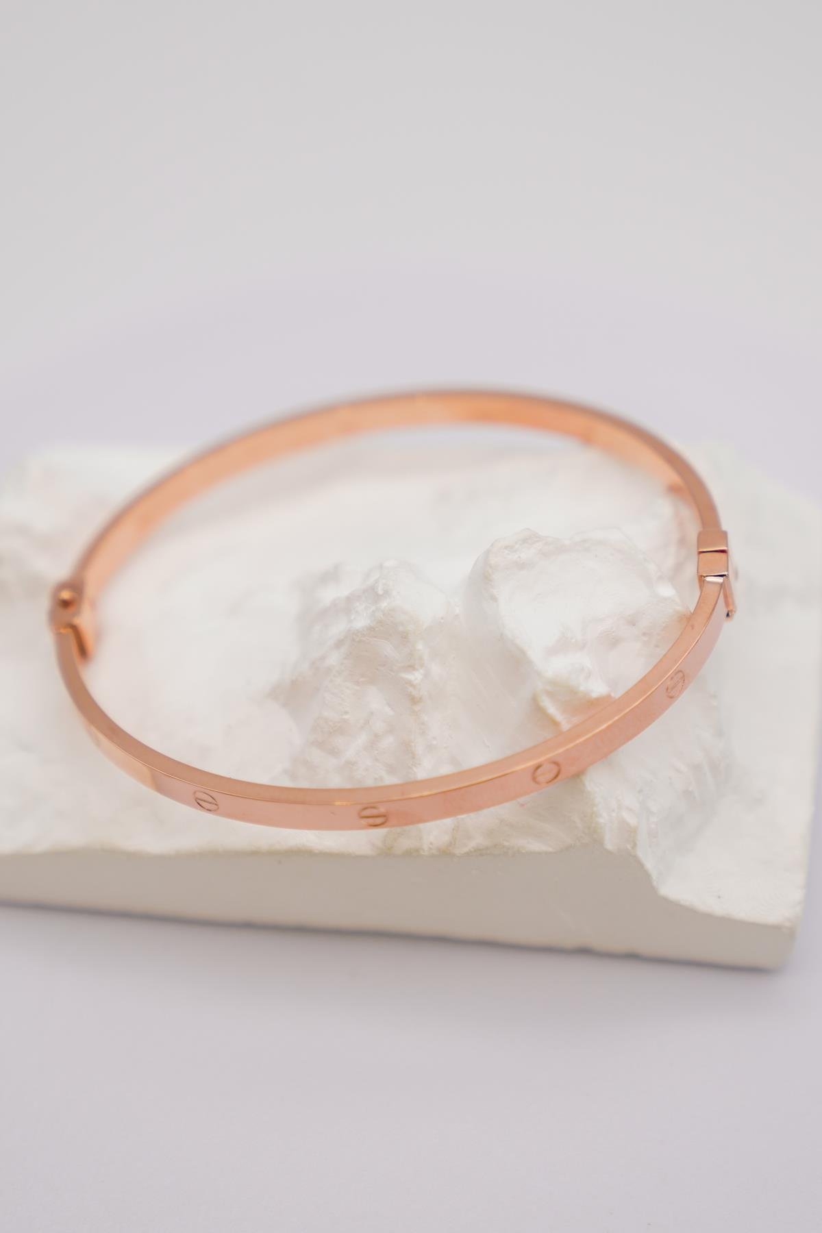 Rose Altın Vidalı Kadın Bilezik – 14 Ayar, Hafif ve Minimal Tasarımlı Modern Takı Modeli