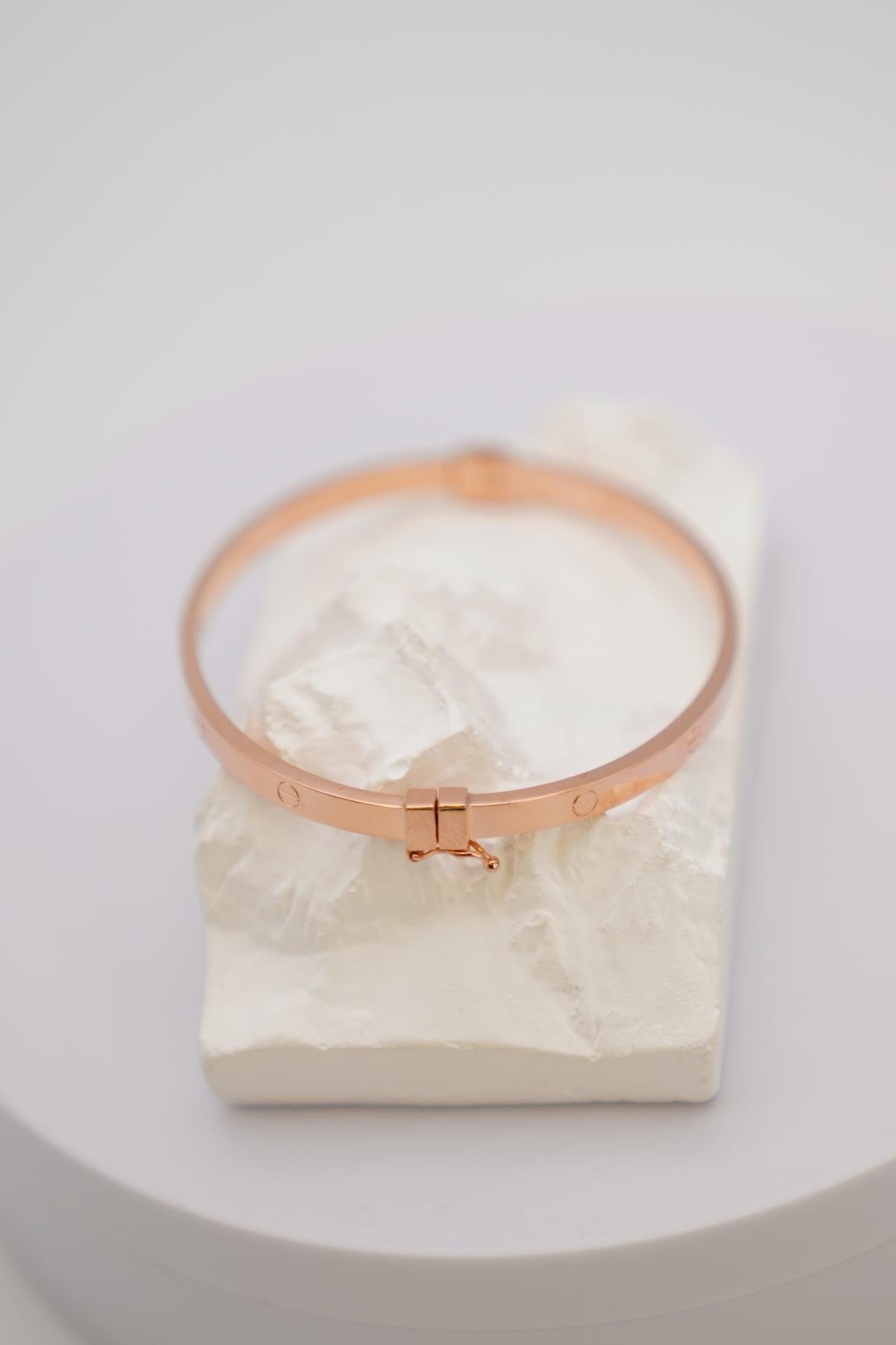 Rose Altın Vidalı Kadın Bilezik – 14 Ayar, Hafif ve Minimal Tasarımlı Modern Takı Modeli