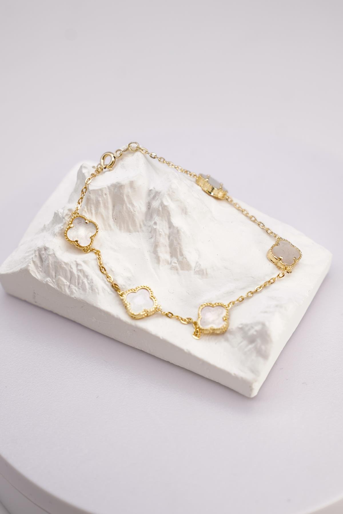 Şans Sembolü Figürlü 14 Ayar Altın Bileklik – Zarif Zincir Detaylı ve Modern Tasarım