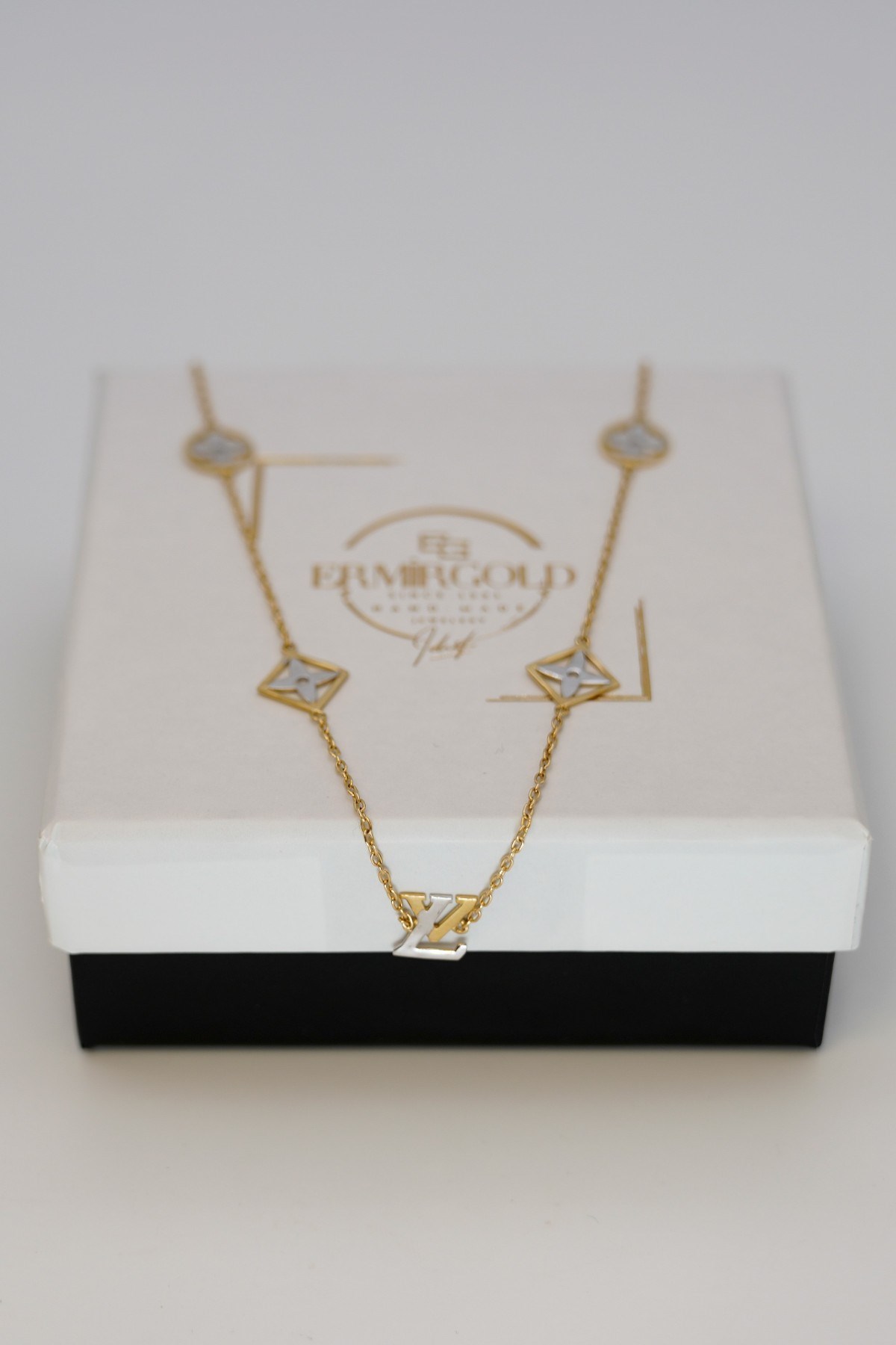 Louis Vuittonn Necklace 14 Carat