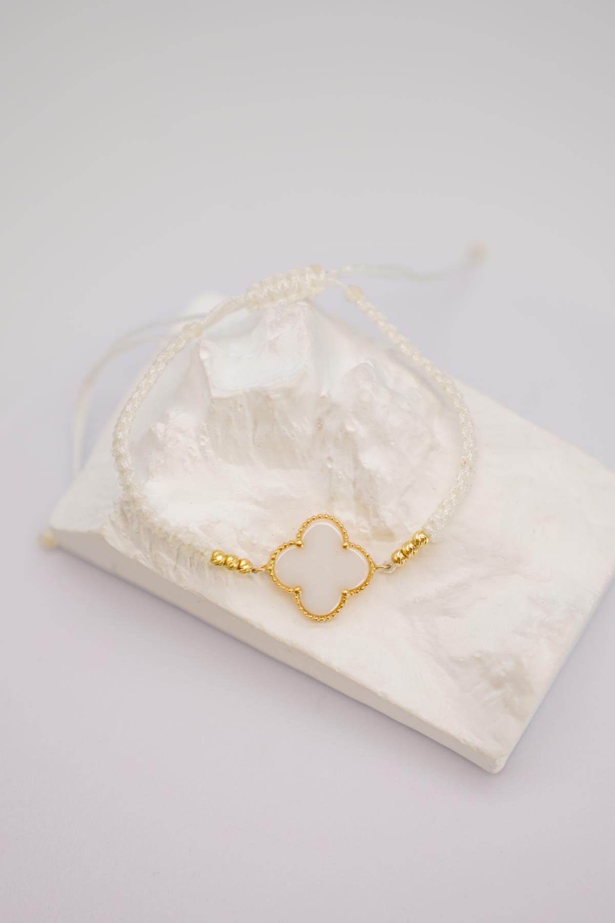 Sedef Taş Detaylı Beyaz İp Üzeri Yonca Figürlü Ayarlanabilir 14 Ayar Altın Bileklik