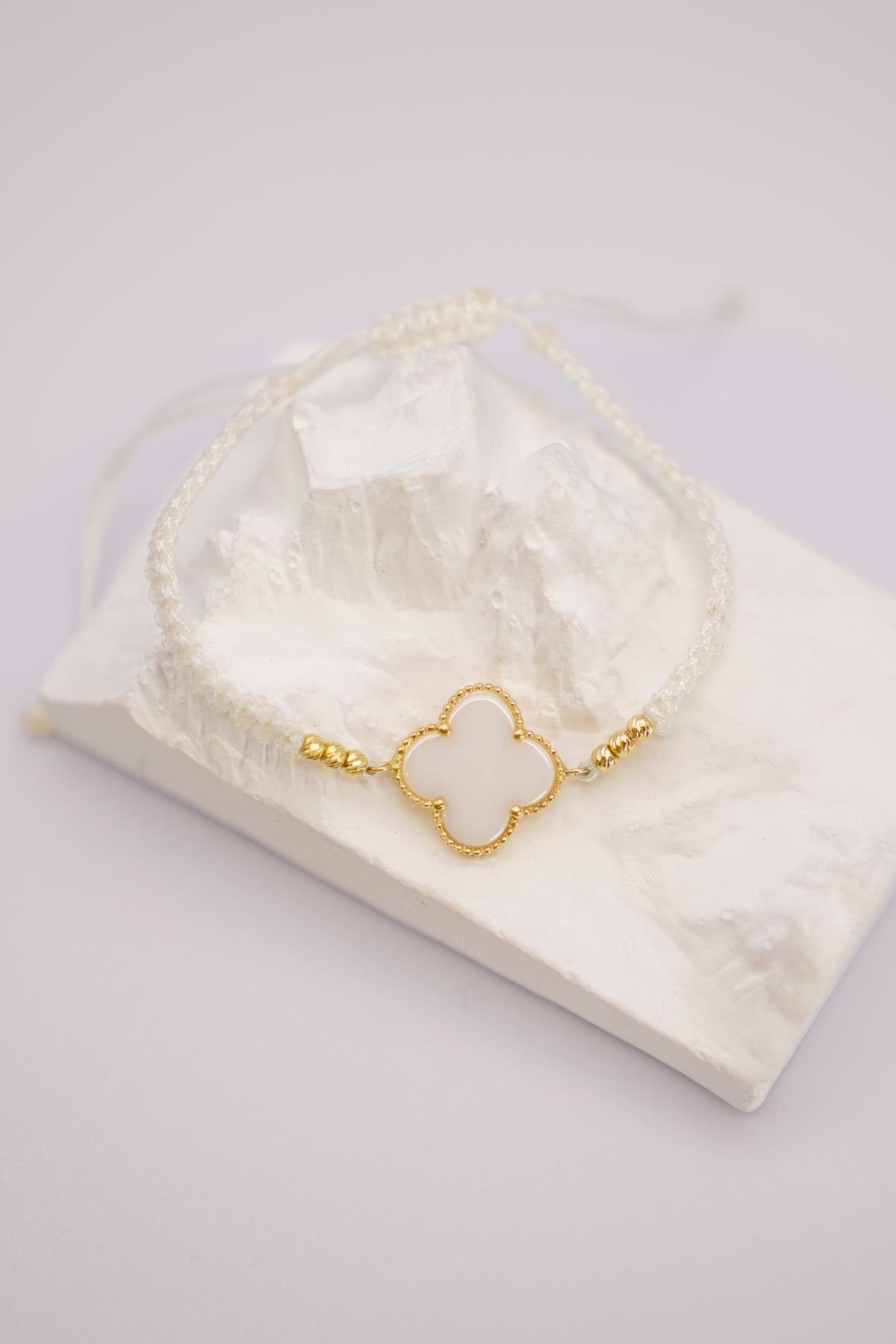 Sedef Taş Detaylı Beyaz İp Üzeri Yonca Figürlü Ayarlanabilir 14 Ayar Altın Bileklik